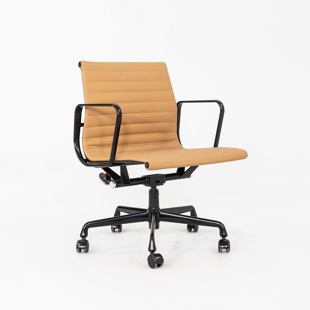 Chaise de bureau de gestion de groupe Eames en cuir brun clair 2022 Herman Miller en vente 5