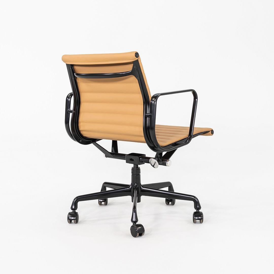 Il s'agit d'une chaise de bureau Eames Group Management en aluminium, modèle EA335, conçue à l'origine par Charles et Ray Eames pour Herman Miller en 1958. Ces exemples particuliers ont été produits en 2022. Leur conception comprend un cadre en