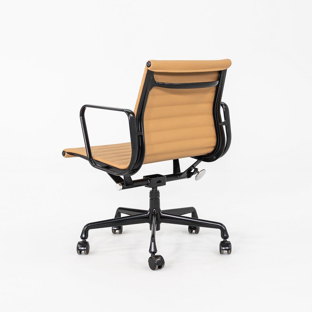 Moderne Chaise de bureau de gestion de groupe Eames en cuir brun clair 2022 Herman Miller en vente