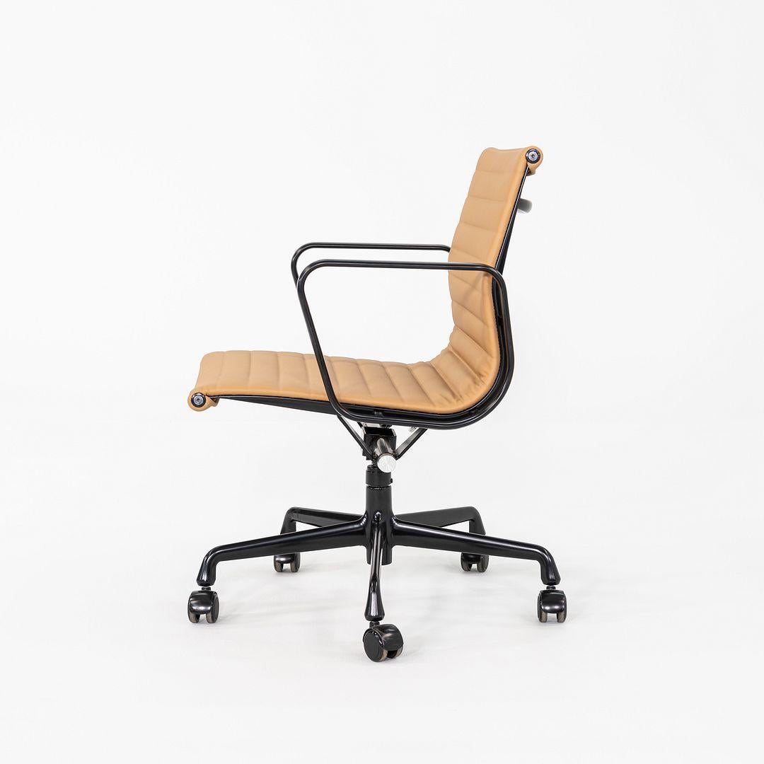 Américain Chaise de bureau de gestion de groupe Eames en cuir brun clair 2022 Herman Miller en vente