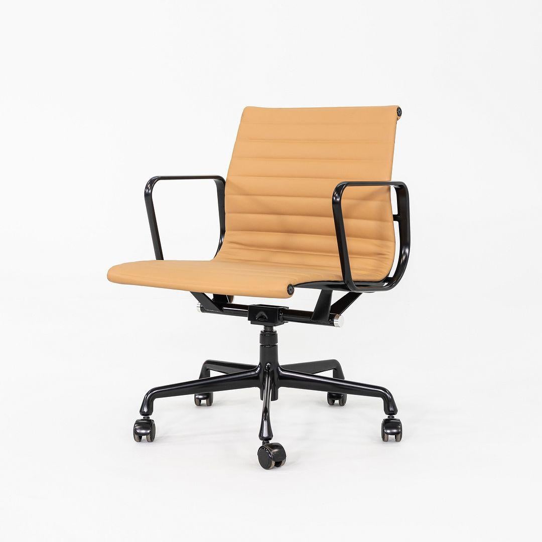 Chaise de bureau de gestion de groupe Eames en cuir brun clair 2022 Herman Miller Bon état - En vente à Philadelphia, PA