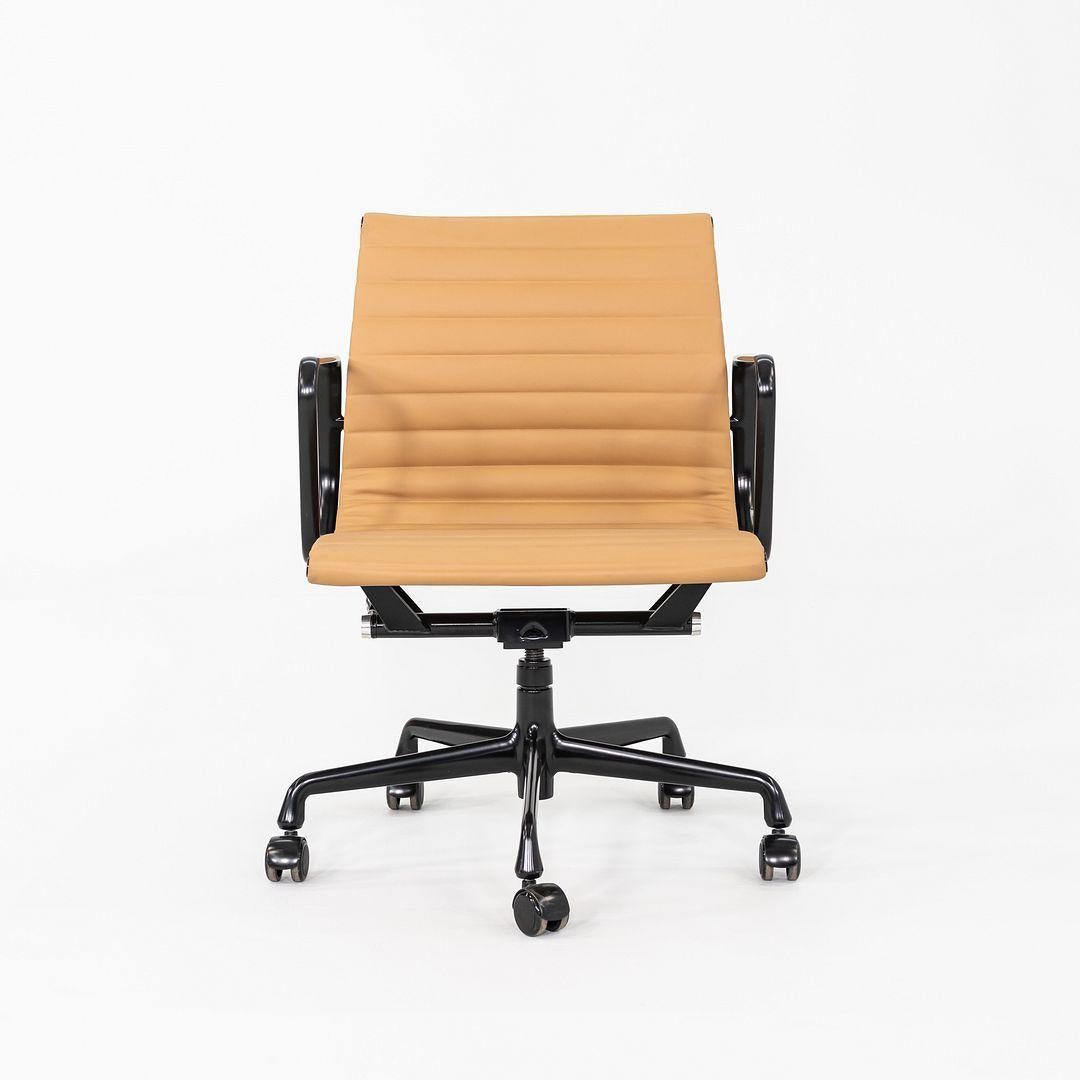 XXIe siècle et contemporain Chaise de bureau de gestion de groupe Eames en cuir brun clair 2022 Herman Miller en vente