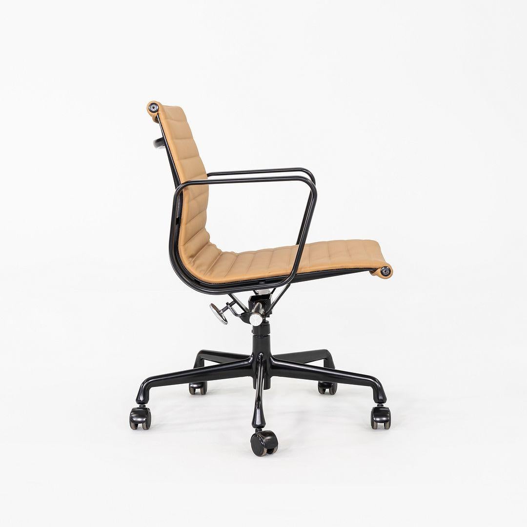 Cuir Chaise de bureau de gestion de groupe Eames en cuir brun clair 2022 Herman Miller en vente