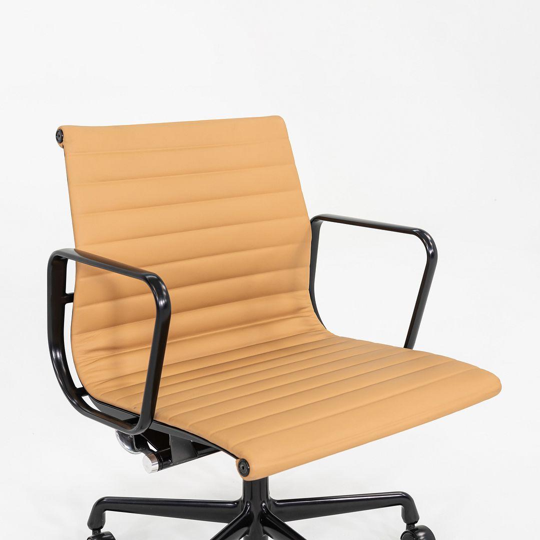 Chaise de bureau de gestion de groupe Eames en cuir brun clair 2022 Herman Miller en vente 1