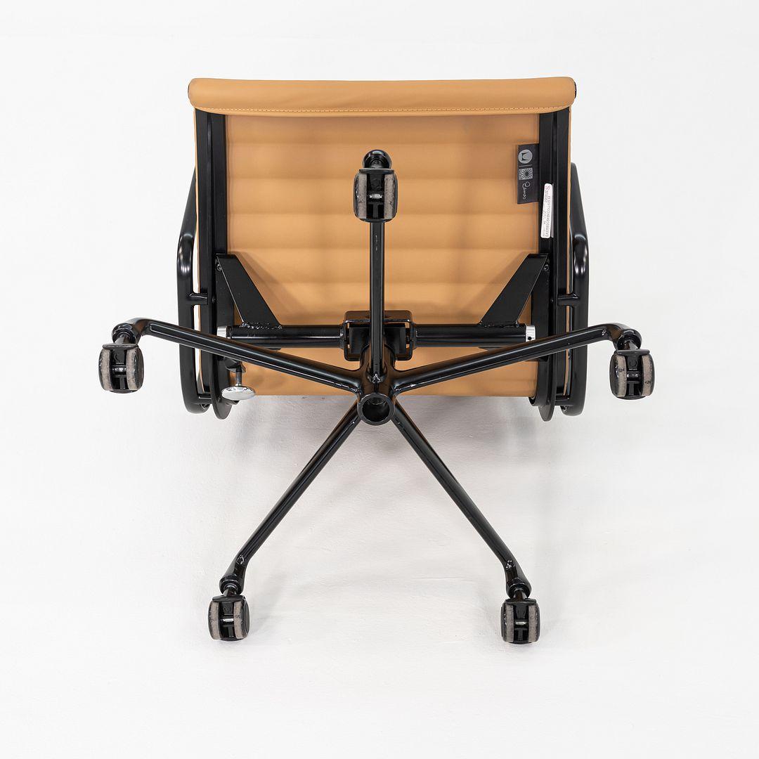 Chaise de bureau de gestion de groupe Eames en cuir brun clair 2022 Herman Miller en vente 2