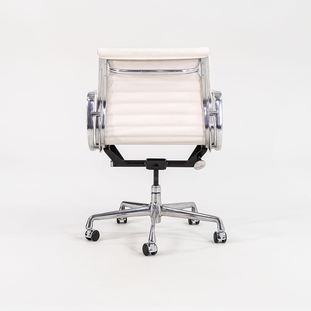 2022 Sedia da scrivania Herman Miller Eames Aluminum Group Management in pelle bianca in vendita 3