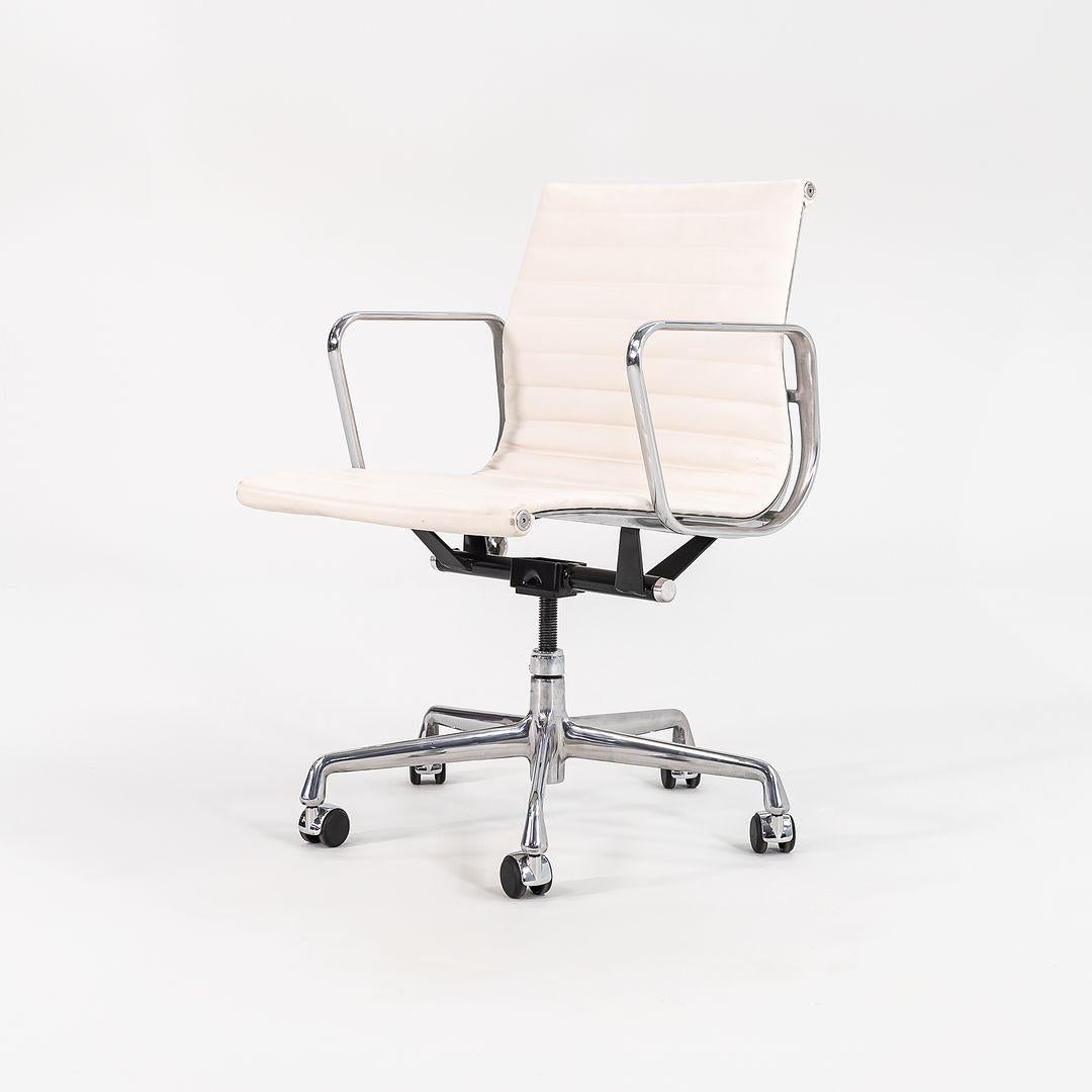 2022 Sedia da scrivania Herman Miller Eames Aluminum Group Management in pelle bianca in vendita 4