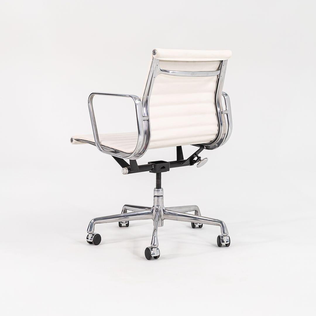 2022 Sedia da scrivania Herman Miller Eames Aluminum Group Management in pelle bianca in vendita 5
