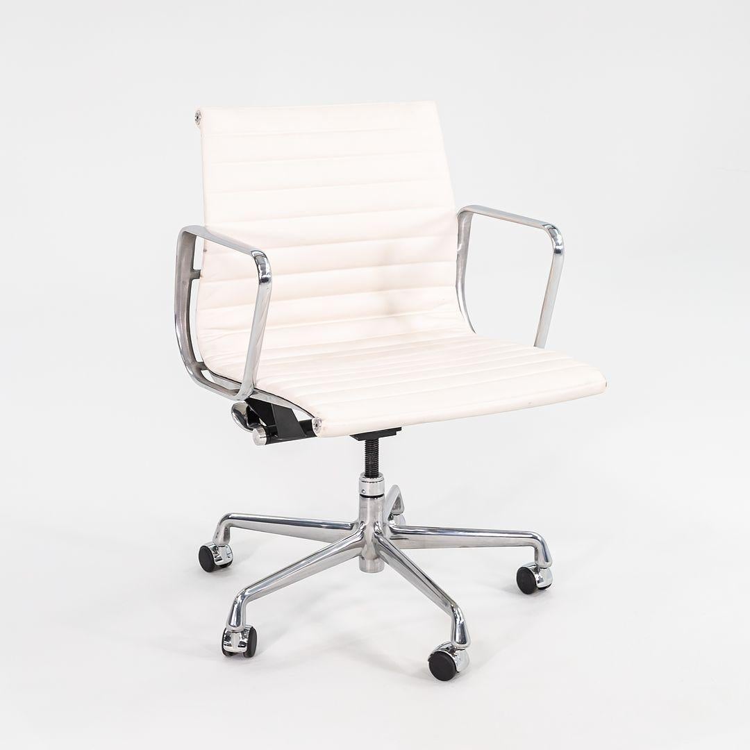 Questa è una sedia da scrivania Eames Group Management in alluminio, modello EA335, originariamente progettata da Charles e Ray Eames per Herman Miller nel 1958. Questo esemplare è stato prodotto nel 2022. Il design presenta un telaio in alluminio