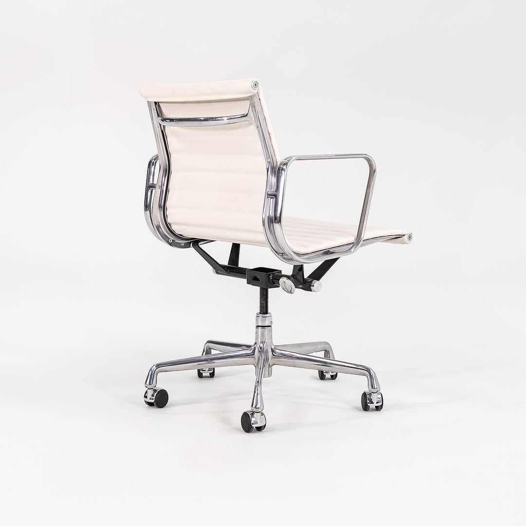 Americano 2022 Sedia da scrivania Herman Miller Eames Aluminum Group Management in pelle bianca in vendita