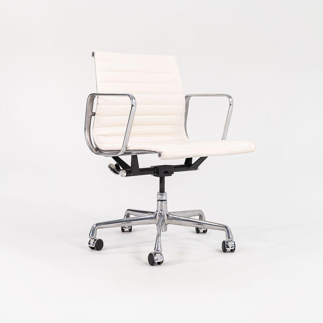 XXI secolo e contemporaneo 2022 Sedia da scrivania Herman Miller Eames Aluminum Group Management in pelle bianca in vendita