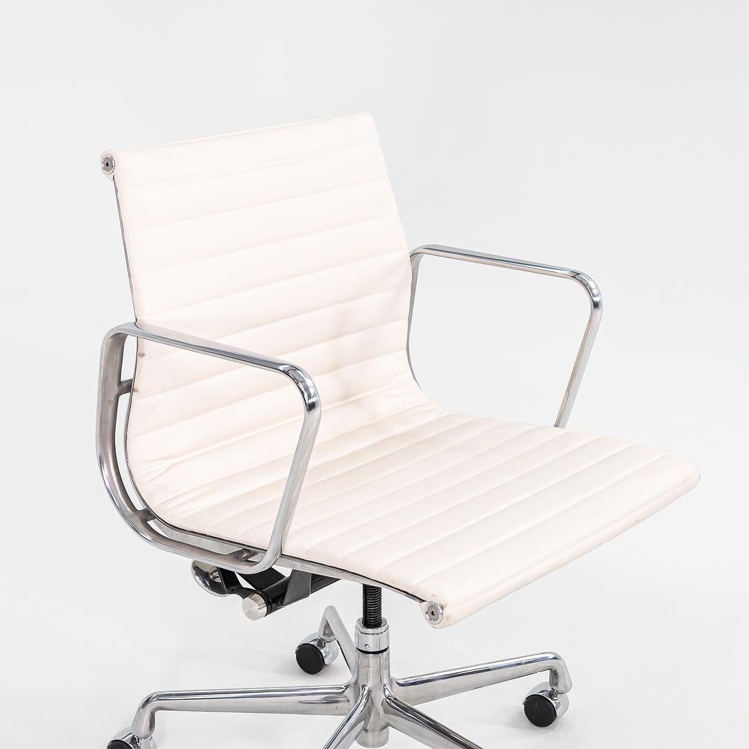 Alluminio 2022 Sedia da scrivania Herman Miller Eames Aluminum Group Management in pelle bianca in vendita
