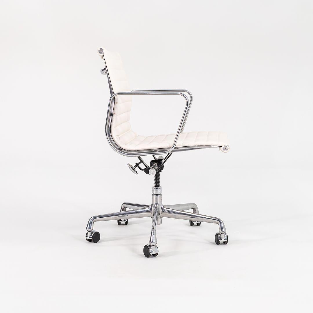 2022 Sedia da scrivania Herman Miller Eames Aluminum Group Management in pelle bianca in vendita 1