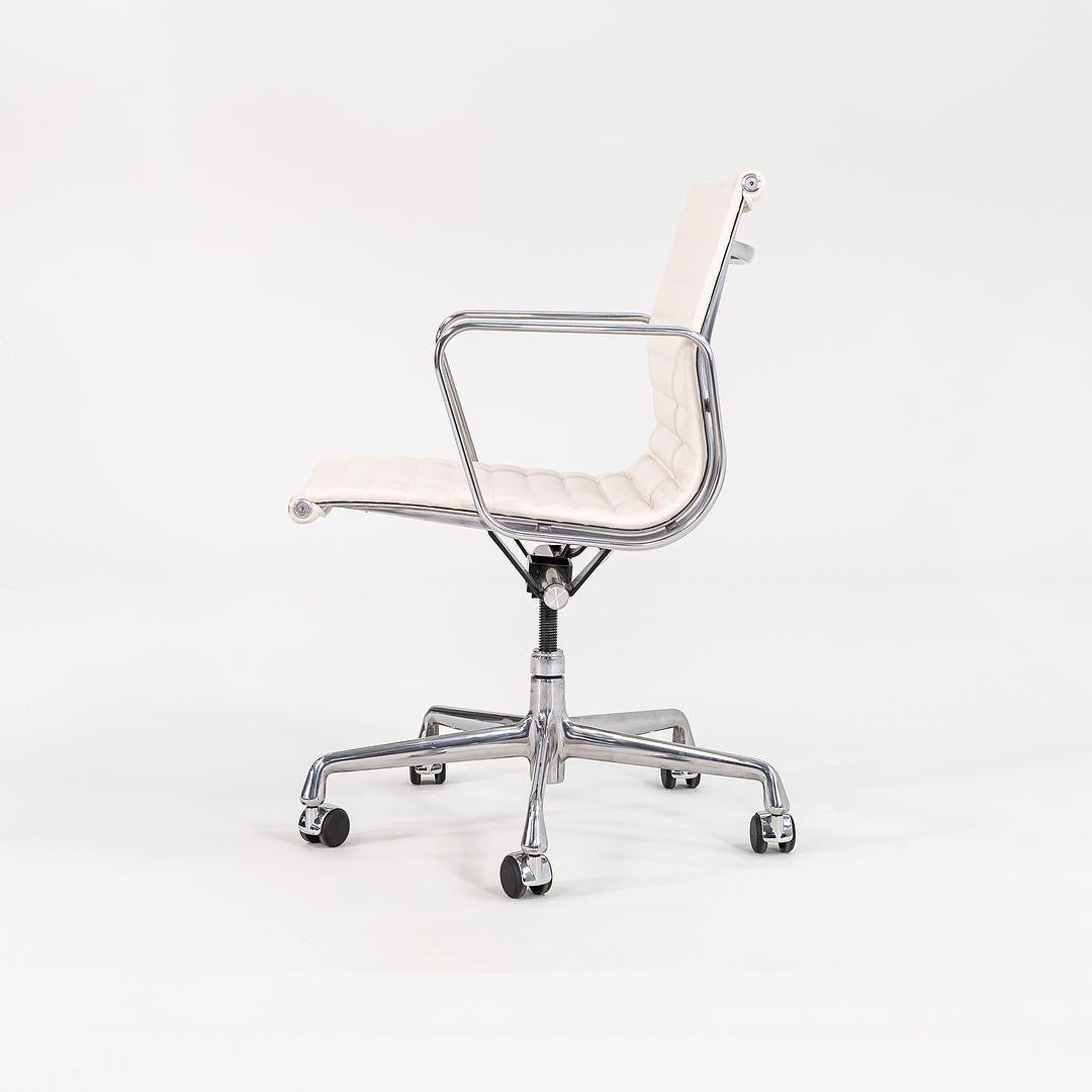 2022 Sedia da scrivania Herman Miller Eames Aluminum Group Management in pelle bianca in vendita 2