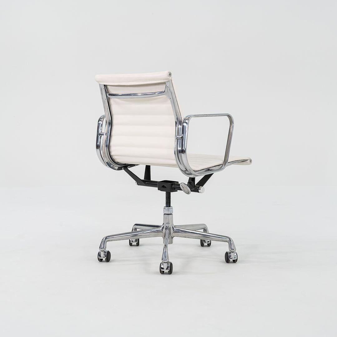 2022 Herman Miller Eames Aluminum Management Desk Chairs w/ Bristol Leather In Good Condition For Sale In Philadelphia, PA