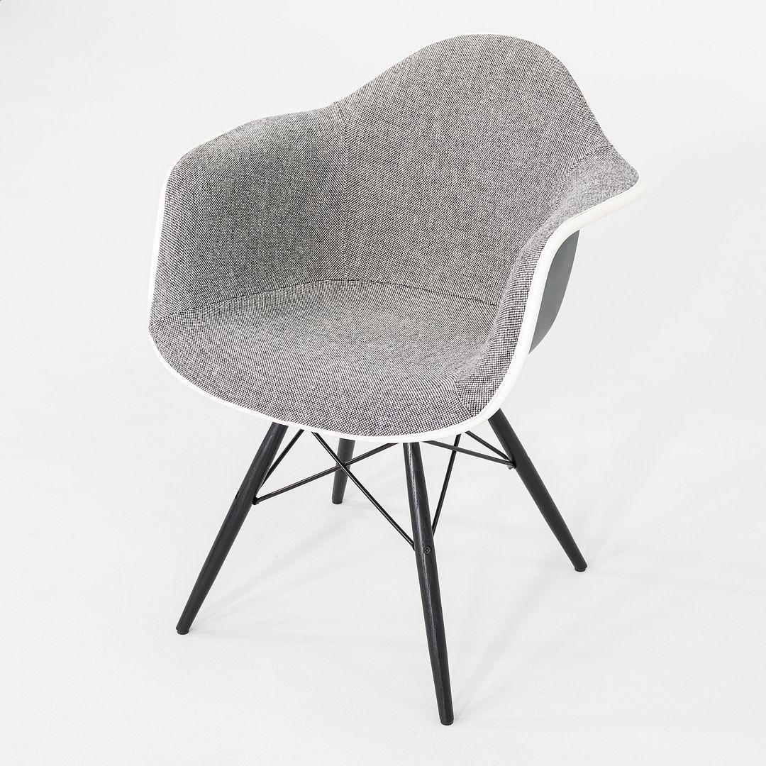Dies ist ein Eames DAW Chair, der ursprünglich von Ray und Charles Eames im Jahr 1950 entworfen wurde. Dieses Exemplar wurde 2022 von Herman Miller in den USA hergestellt. Der Stuhl hat eine geformte Schale, die mit einem grauen Stoff gepolstert