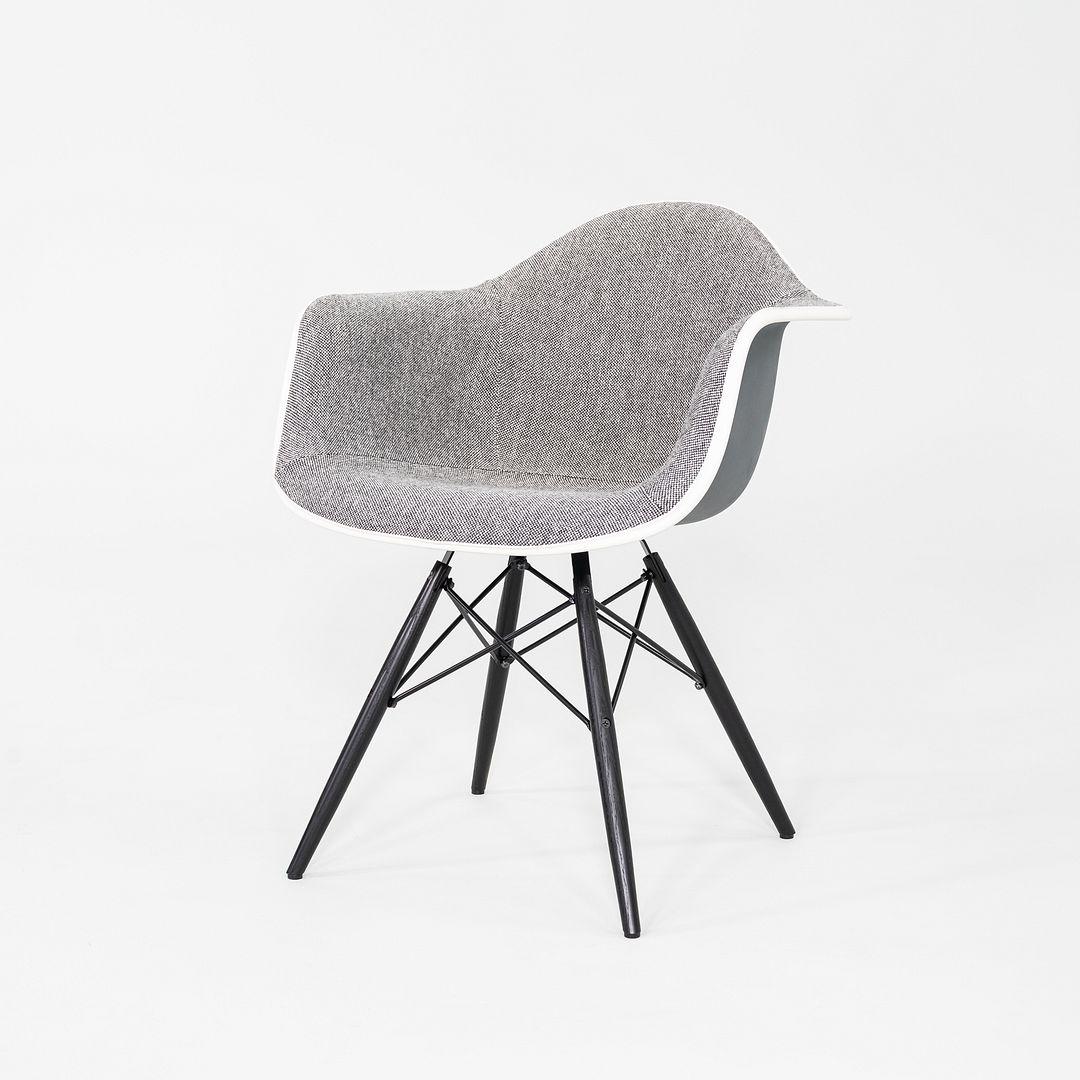 2022 Herman Miller Eames DAW Dining Chair mit Stoffsitz und Eiffelgestell (Moderne) im Angebot
