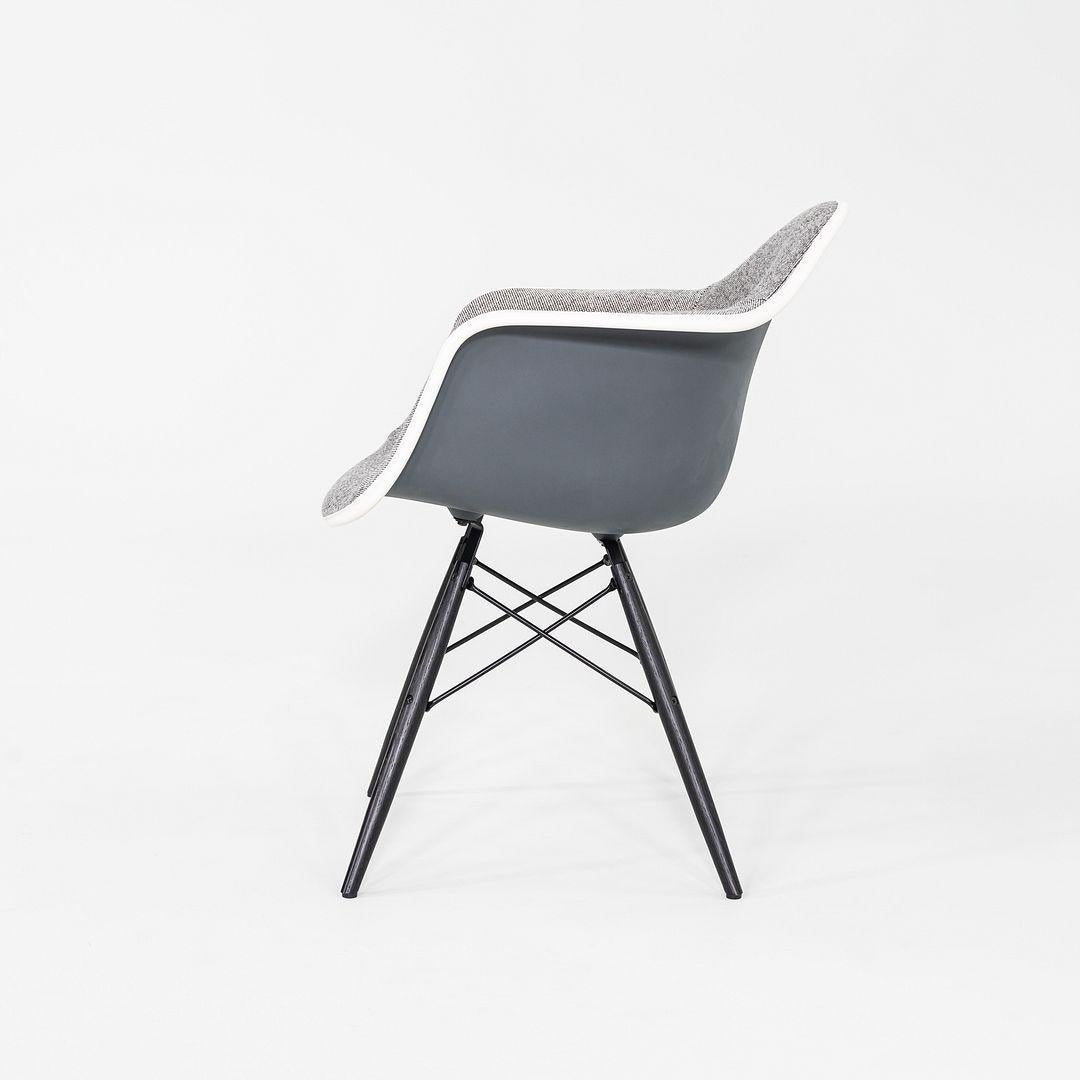 2022 Herman Miller Eames DAW Dining Chair mit Stoffsitz und Eiffelgestell (amerikanisch) im Angebot