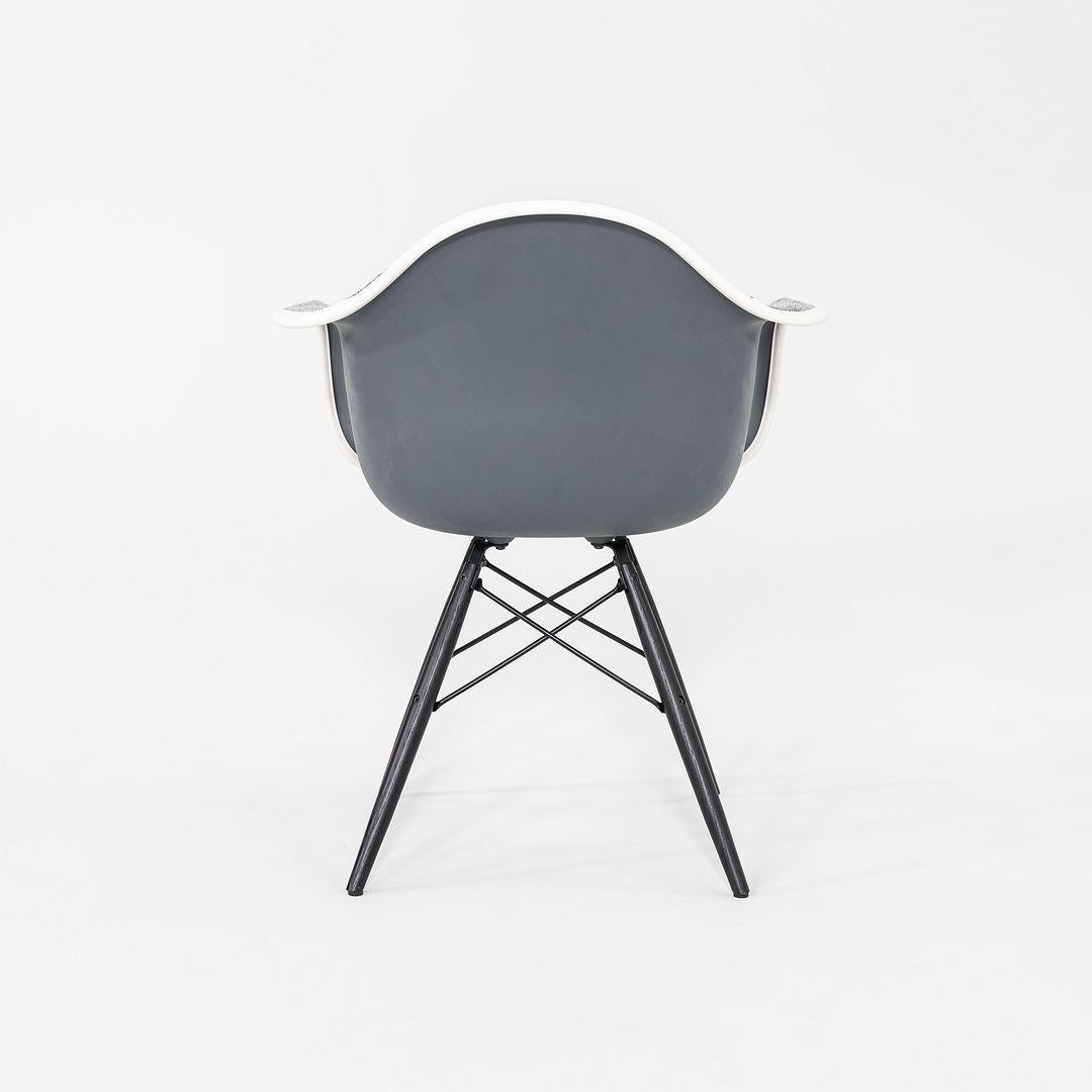 2022 Herman Miller Eames DAW Dining Chair mit Stoffsitz und Eiffelgestell (21. Jahrhundert und zeitgenössisch) im Angebot