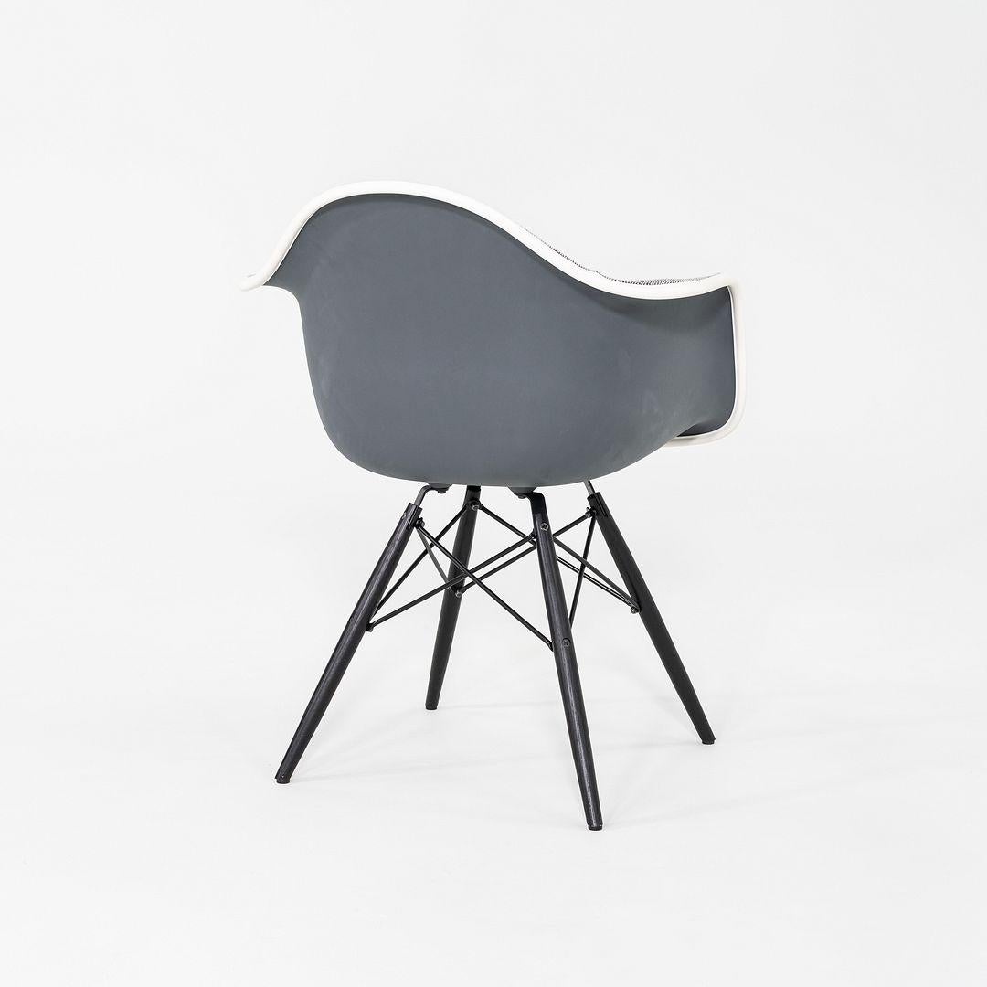2022 Herman Miller Eames DAW Dining Chair mit Stoffsitz und Eiffelgestell (Ebenholz) im Angebot