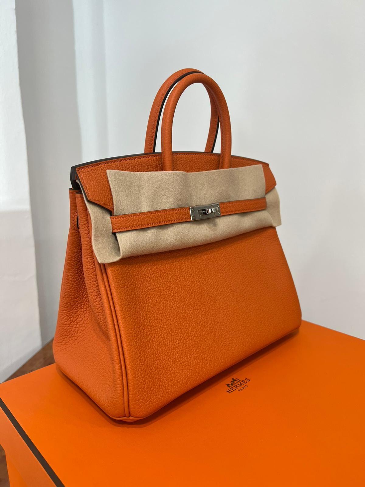 Hermès
2022 Hermès Birkin 25 Orange Togo Leather Gold Tone Hardware
New Never used. Rest of Boutique Stock.

Width: 25 cm
Height: 20 cm
Depth: 13 cm

Will be delivered in its Hermes original dust bag
About the Design
Since its 1984 debut, the Birkin