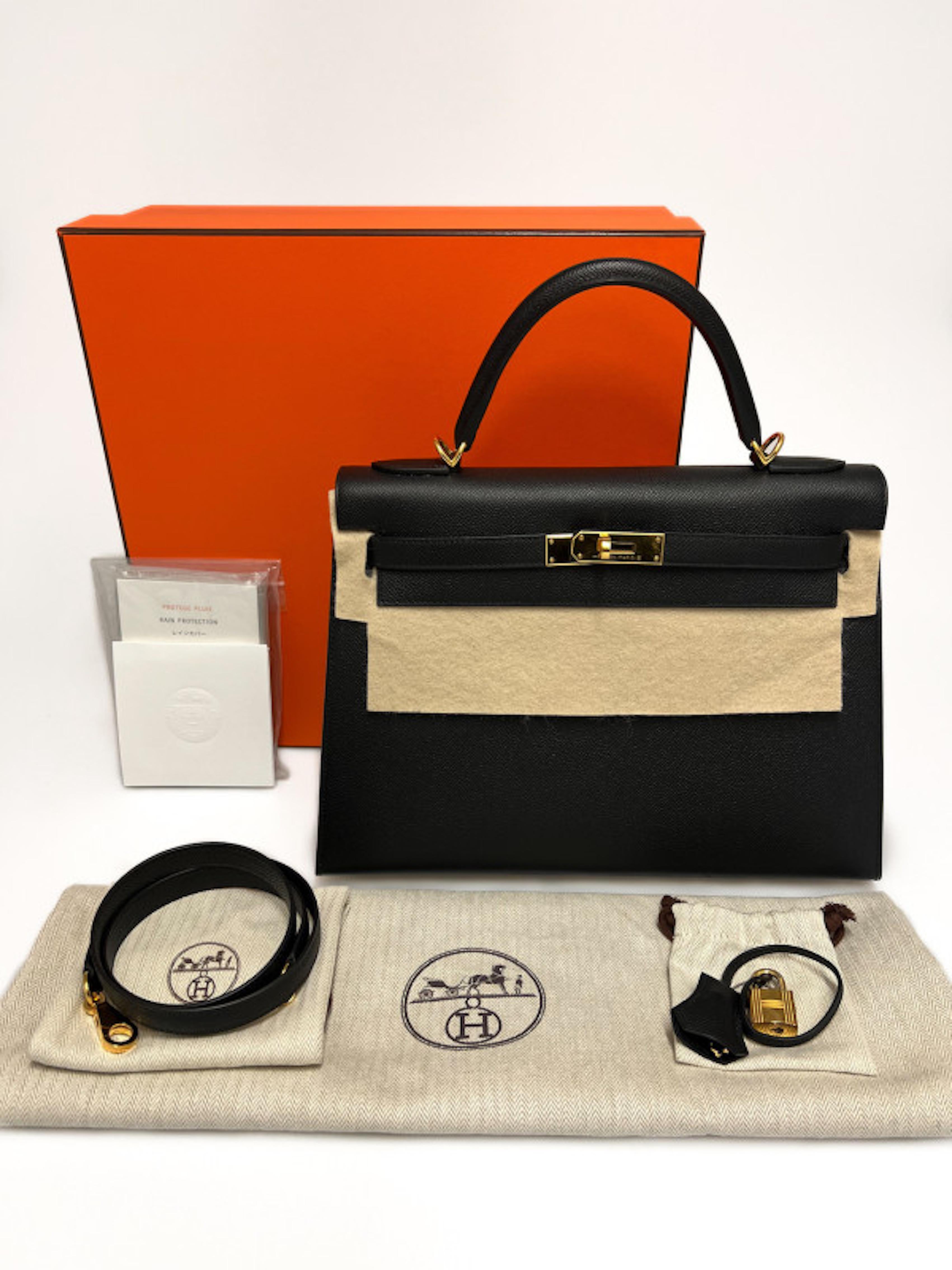 Superbe sac Hermès Kelly 32 sellier en cuir Epsom noir.
Ensemble complet (sac à poussière, boîte et facture d'origine). Ce magnifique sac est livré avec une cordelette, une cloche, des clés et un cadenas. Vous y trouverez également sa housse de