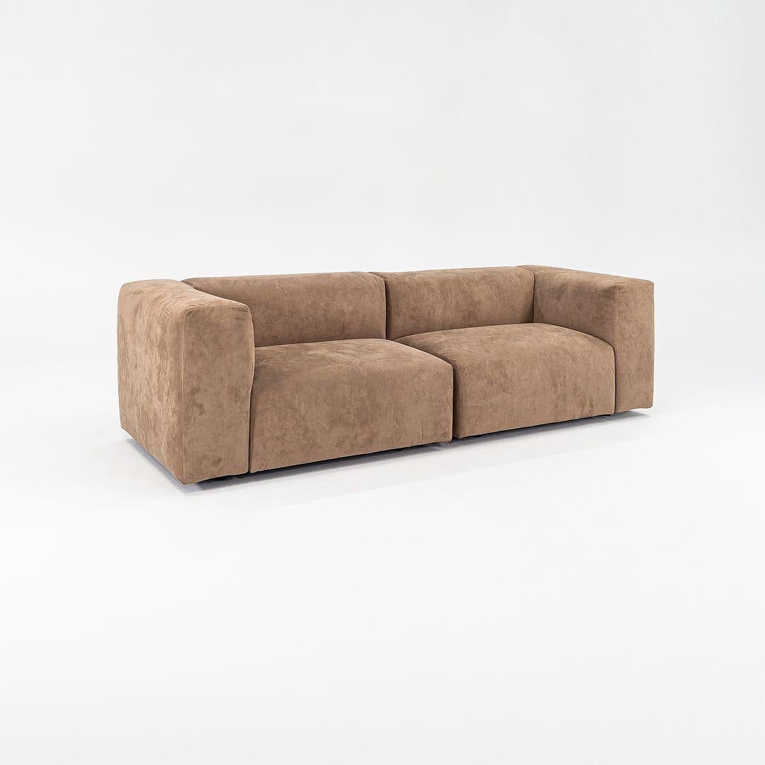 In vendita c'è un divano a sistema oblungo con struttura in metallo e rivestimento in pelle scamosciata ultra marrone (Alcantara). Questo modello viene venduto insieme a un divano/poltrona da 94,5 pollici, quindi entrambi i pezzi mostrati sono