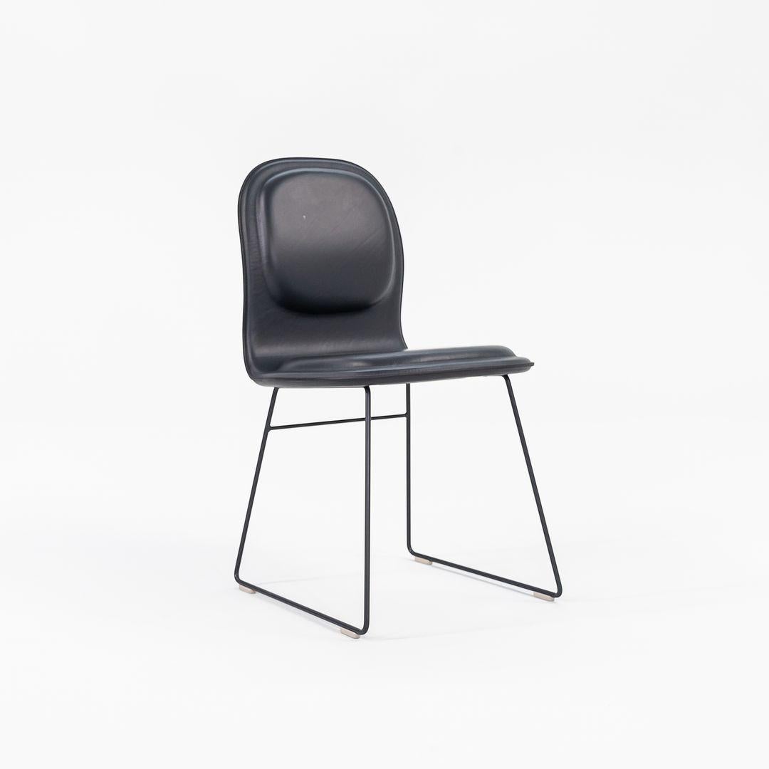 Se vende una silla de comedor Hi Pad con base de acero inoxidable negro y asiento de cuero negro. La silla fue diseñada por Jasper Morrison y producida por Cappellini¬†en Italia. Data de hacia 2022 y está garantizada como auténtica.¬†El estado es de