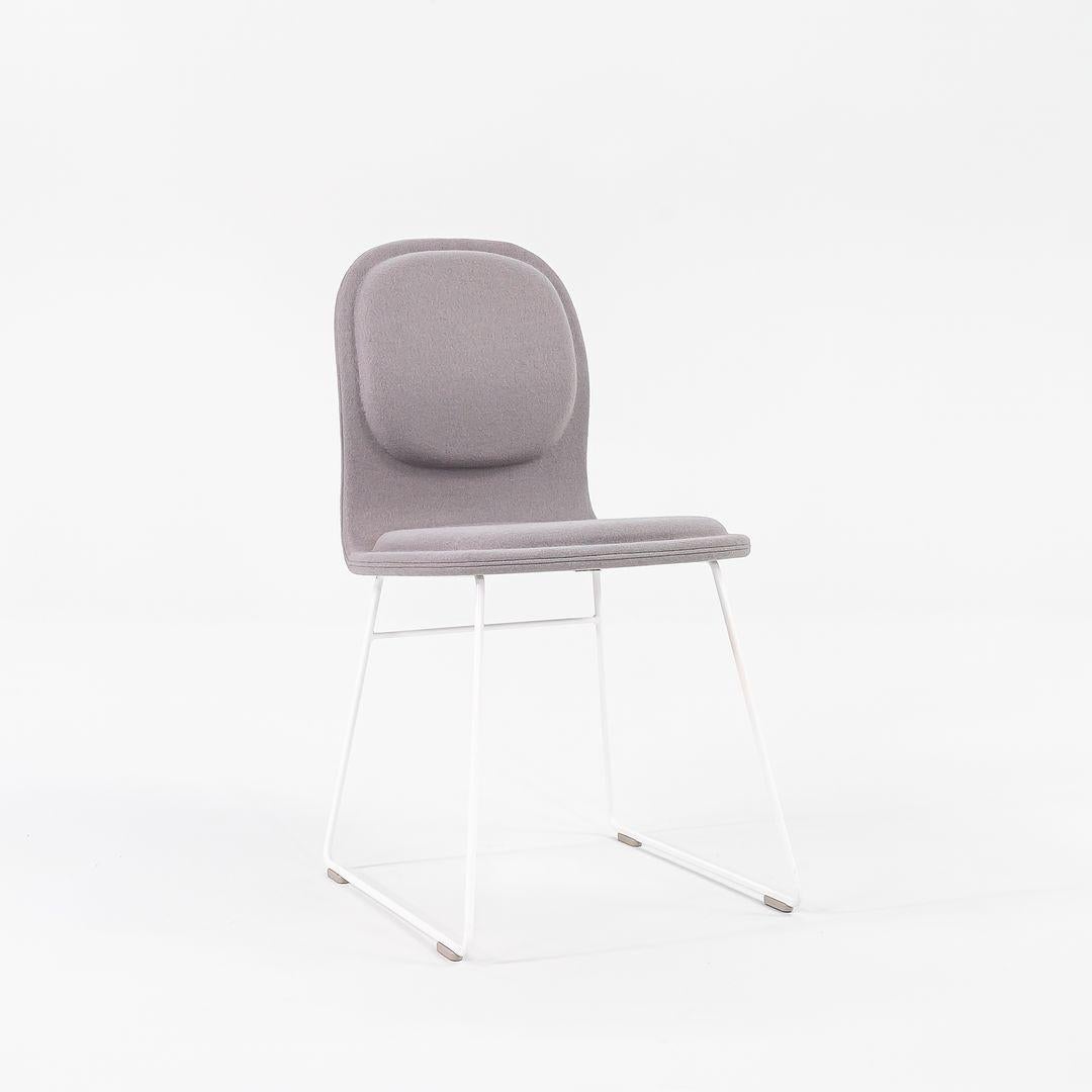 Zum Verkauf stehen drei (3) Hi Pad Esszimmerstühle mit weißem Edelstahlgestell und grauem Stoffsitz, die einzeln angeboten werden. Die Polsterung scheint Hero von Kvadrat zu sein. Der Stuhl wurde von Jasper Morrison entworfen und von Cappellini¬† in