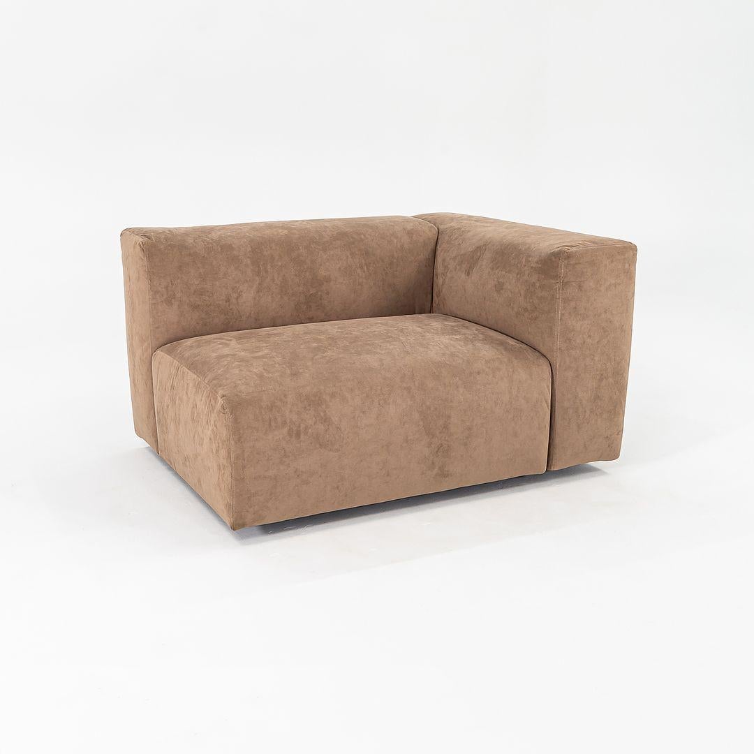 Zum Verkauf angeboten wird ein Oblong System Sofa Module mit einem Metallrahmen und einem tan ultra Wildleder (Alcantara) Polsterung gemacht. Dies ist das Modul für den rechten Arm. Das Sofamodul und -system wurde von Jasper Morrison entworfen und