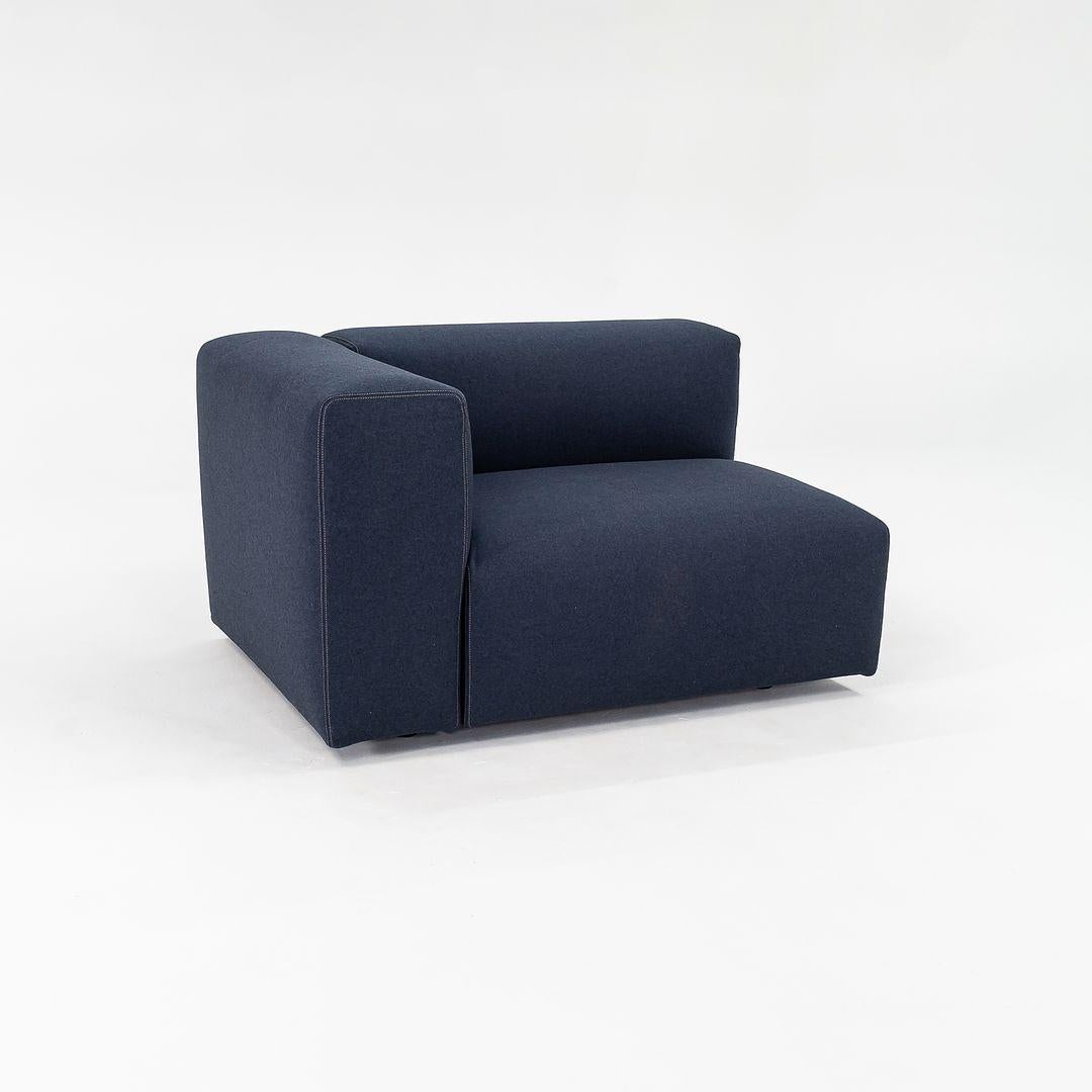 Se vende un Módulo de Sofá Sistema Oblongo, construido con armazón metálico y asiento de madera contrachapada, y tapizado con una funda desenfundable azul/gris. Este es el módulo del brazo izquierdo. El sofá fue diseñado por Jasper Morrison y