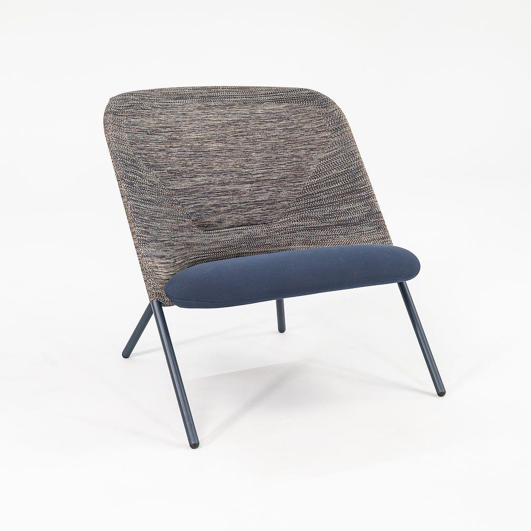 Nous proposons à la vente une chaise longue Steele fabriquée à partir d'une structure en acier et recouverte de tissus bleu et gris. Le tabouret a été conçu par Jonas Forsman et produit par Moooi¬† aux Pays-Bas. Il date d'environ 2022 et est garanti