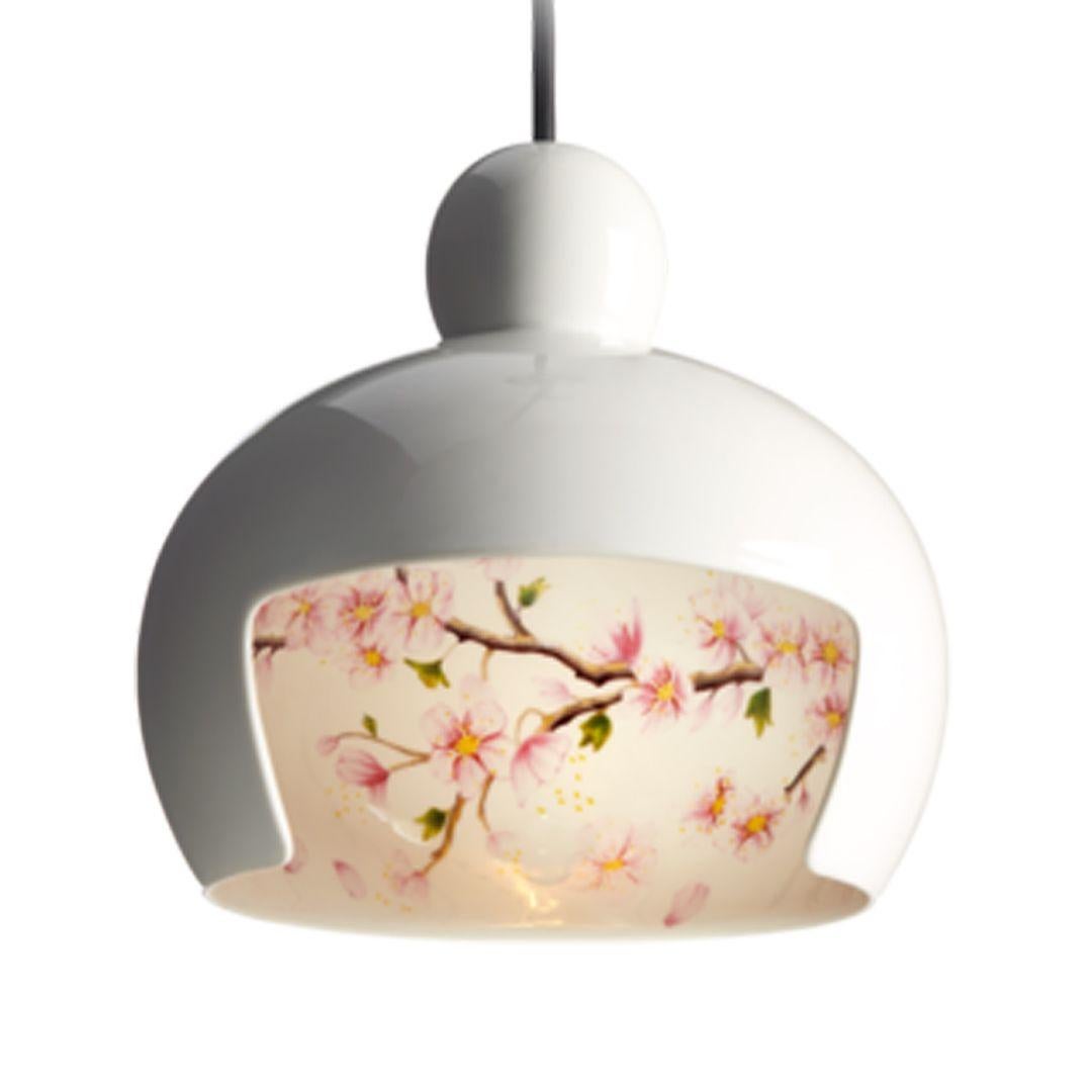 In vendita ci sono due lampade a sospensione Juuyo Peach Flowers (vendute separatamente), realizzate in ceramica smaltata con un design a decalcomania. La lampada è stata disegnata da Lorenza Bozzoli e prodotta da Moooi¬†nei Paesi Bassi. Risale al