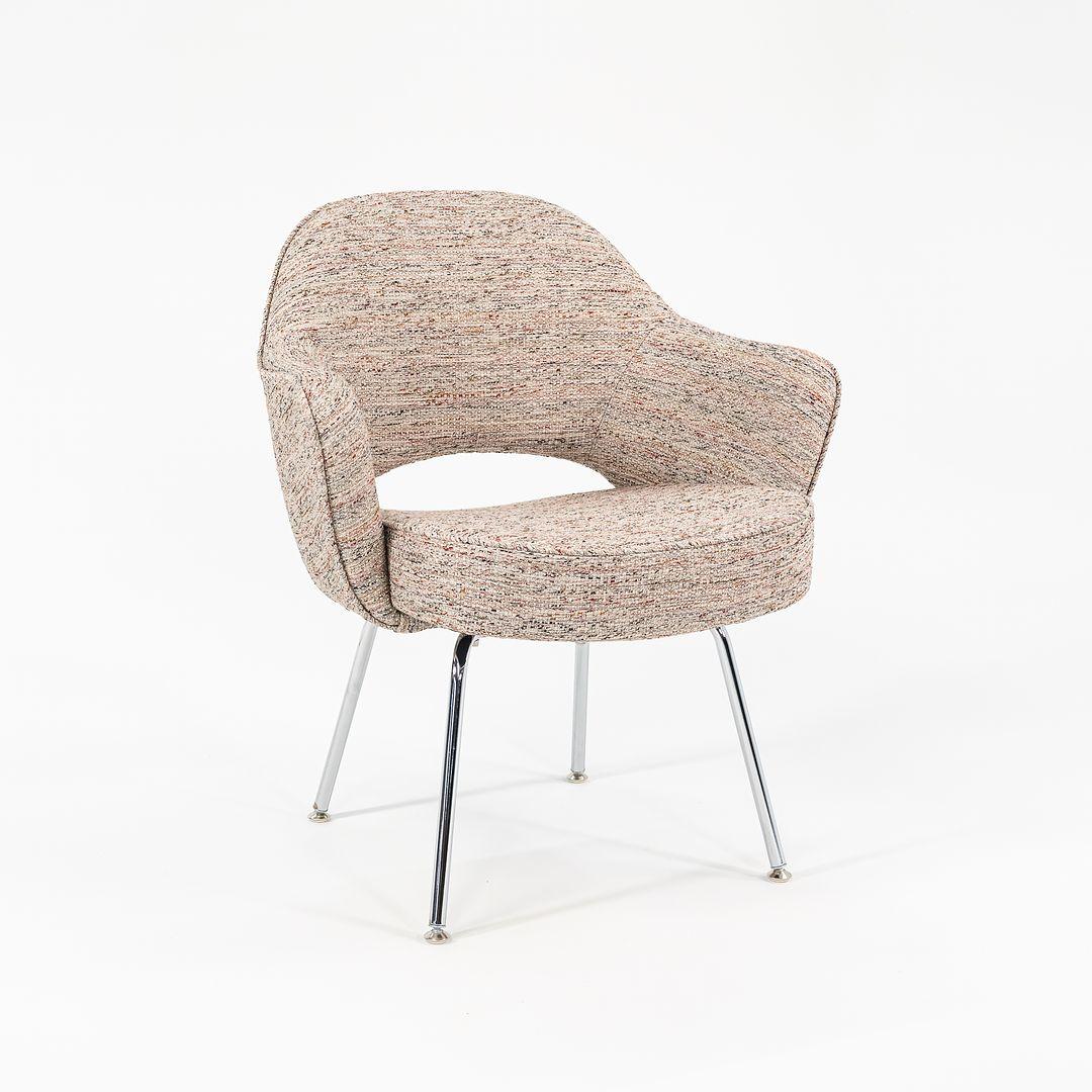 Il s'agit d'un fauteuil de direction Saarinen, modèle 71A, conçu par Eero Saarinen pour Knoll en 1950. Cet exemple particulier date de 2022. Il est doté de pieds tubulaires en acier chromé et d'une assise rembourrée, actuellement réalisée dans un
