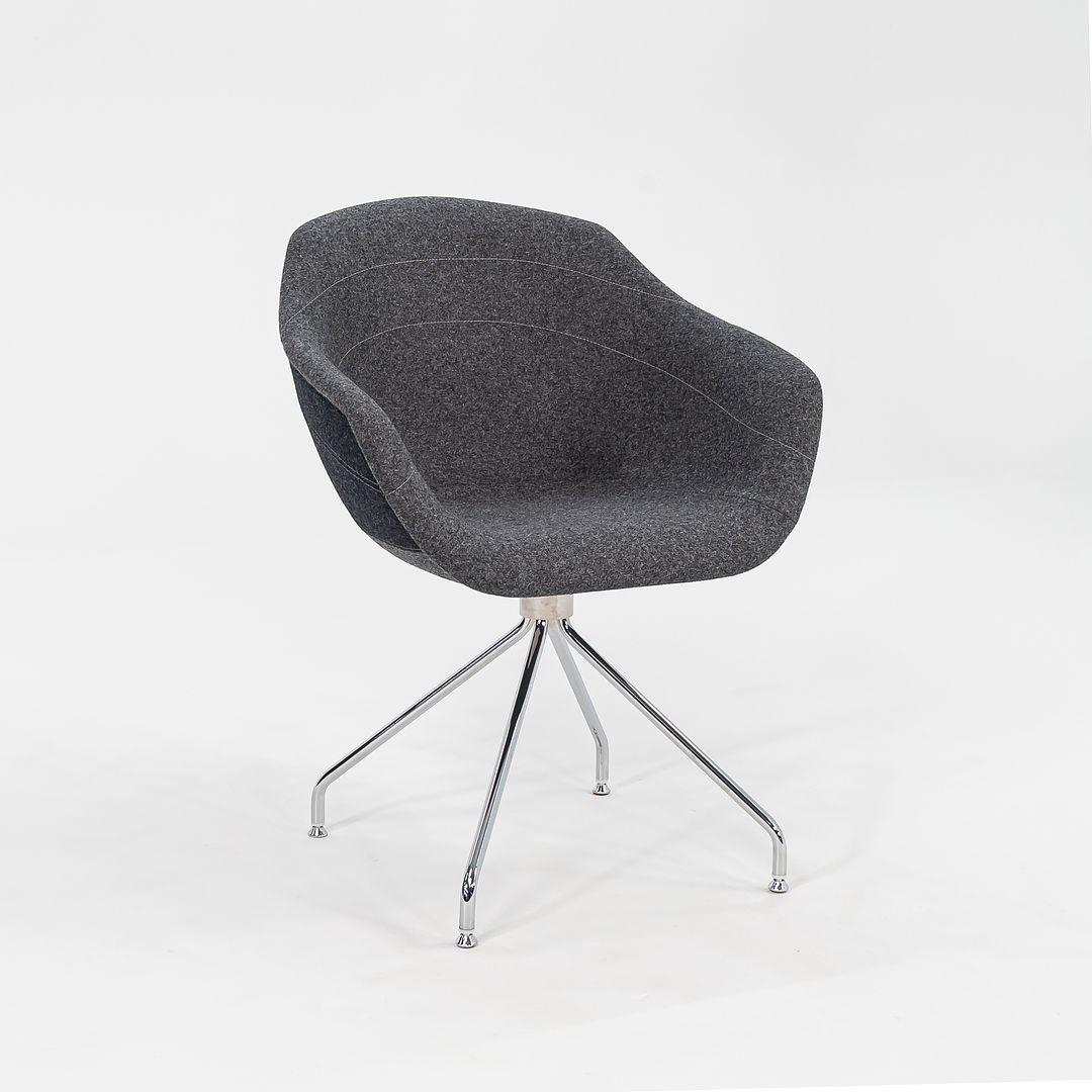 Nous proposons à la vente une chaise pivotante Canal, composée d'une structure en acier chromé et d'un revêtement gris. La chaise a été conçue par Luca Nichetto et produite par Moooi¬† aux Pays-Bas. Il date d'environ 2022 et est garanti authentique.