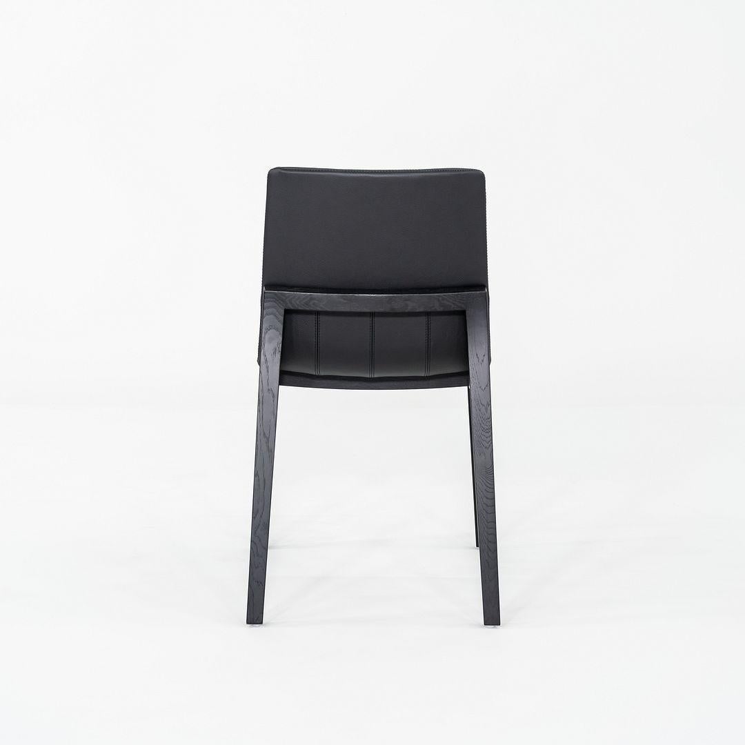 Dies ist ein Challenge Side Chair, ursprünglich entworfen von Maly Hoffmann Kahleyss im Jahr 2013. Dieses besondere Exemplar wurde 2022 von CondeHouse in Japan hergestellt. Das Gestell des Stuhls besteht aus schwarzer japanischer Eiche und die