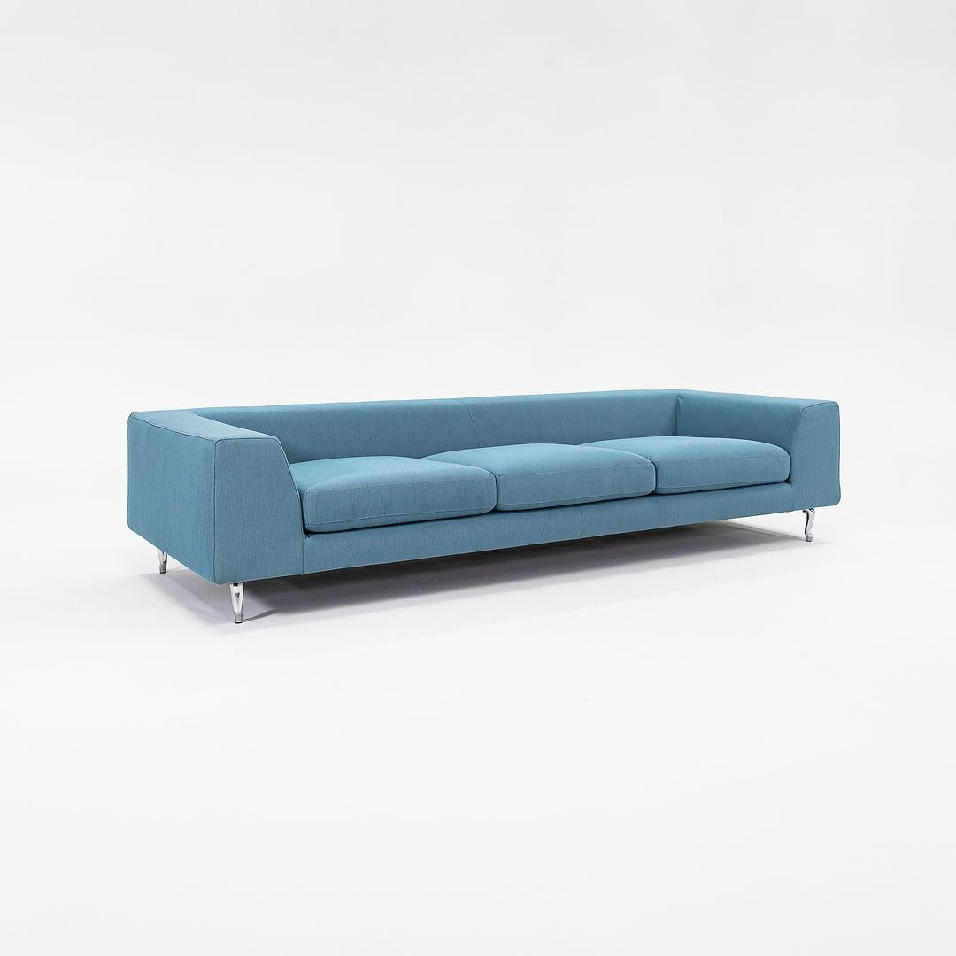 In vendita c'è un divano a tre posti Zliq 270 con struttura in acciaio e tessuto verde chiaro/blu. Il divano è stato progettato da Marcel Wanders e prodotto da Moooi¬†nei Paesi Bassi. Risale al 2022 circa ed è garantito come autentico.¬†Le
