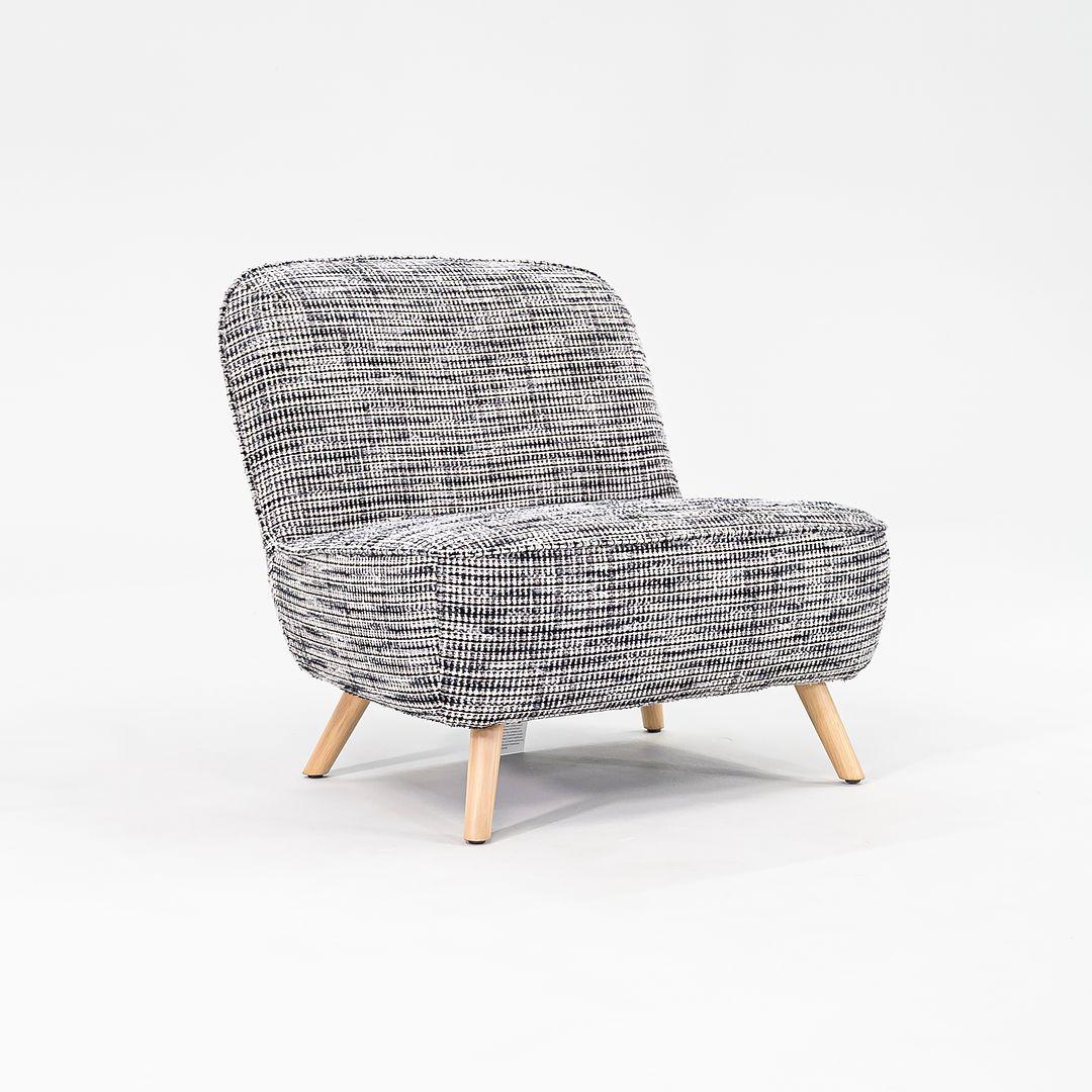 Se vende una Silla de Cóctel fabricada con estructura de acero, patas de madera maciza y tejido boucle de varios tonos de gris. La silla fue diseñada por Marcel Wanders y producida por Moooi¬† en Holanda. Data de hacia 2022 y está garantizada como
