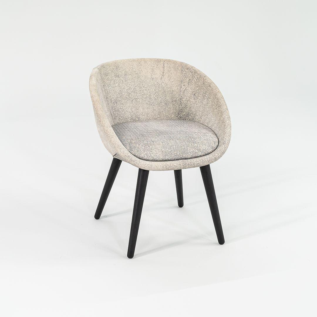 Zum Verkauf angeboten wird ein Love Dining Chair mit schwarz gebeizten Beinen und hellgrauem Stoff. Der Stuhl wurde von Marcel Wanders entworfen und von Moooi¬†in den Niederlanden hergestellt. Es stammt aus der Zeit um 2022 und ist garantiert