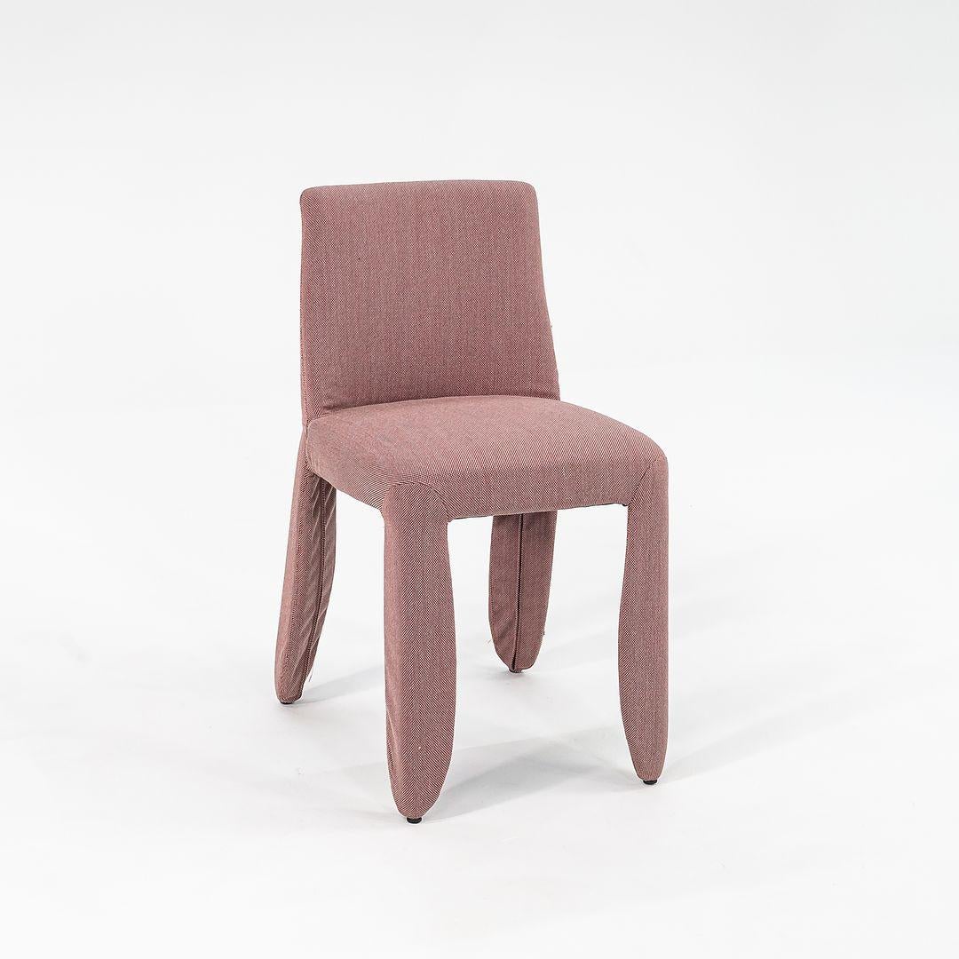 Se vende una Silla de Comedor Monster fabricada con estructura de acero y tela marrón múltiple (Naked Steelcut Trio 3, 645 de Kvadrat). La silla fue diseñada por Marcel Wanders y producida por Moooi¬† en Holanda. Data de hacia 2022 y está
