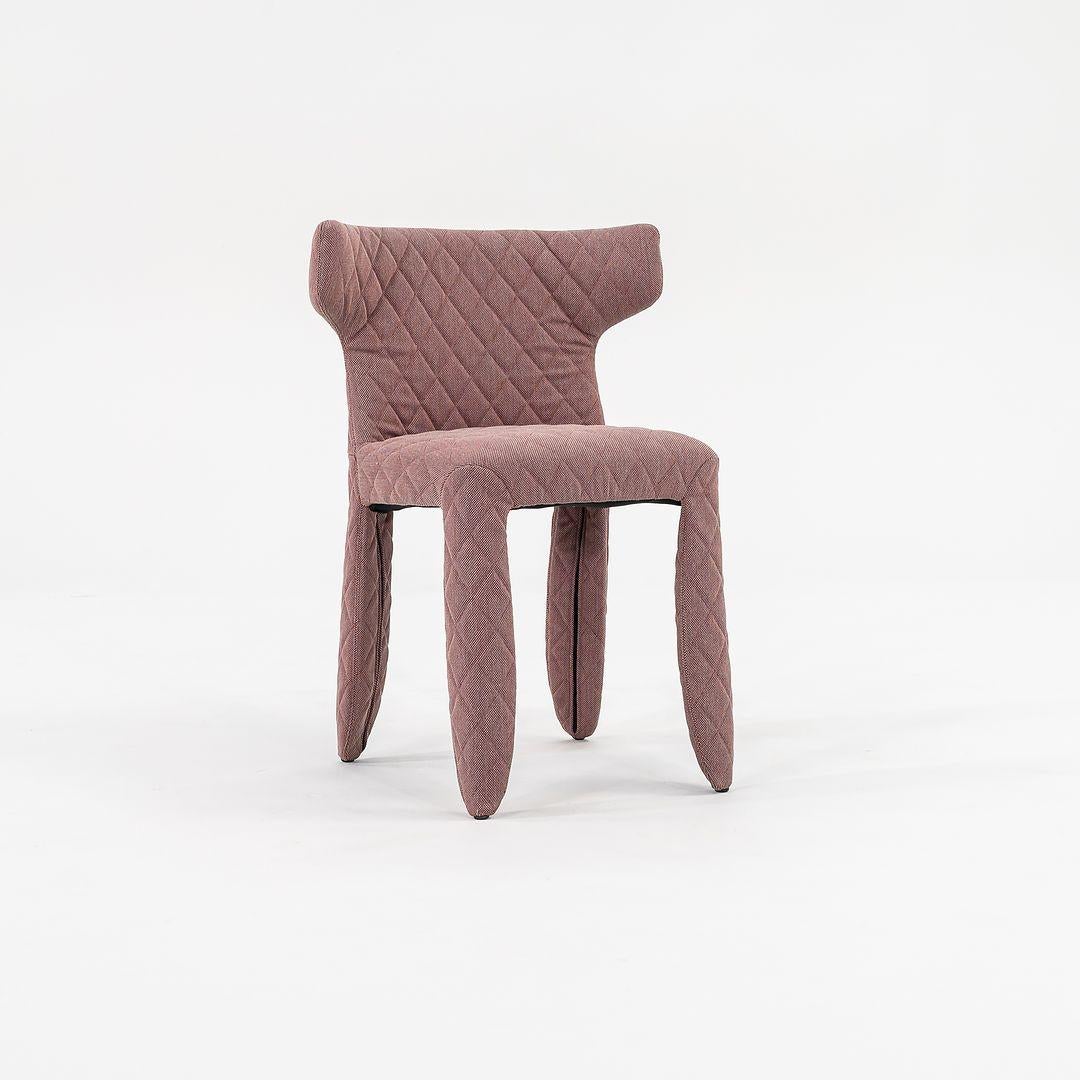 Nous proposons à la vente une chaise à accoudoir de salle à manger Monster, composée d'une structure en acier et d'un tissu matelassé à losanges de couleur rouge. La chaise a été conçue par Marcel Wanders et produite par Moooi¬† aux Pays-Bas. Il