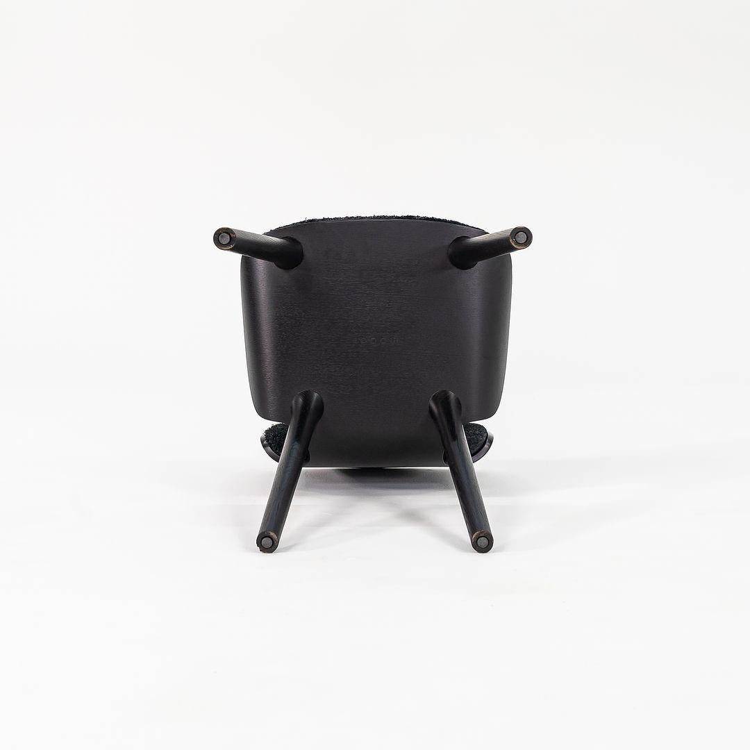 In vendita c'è una sedia da pranzo Nut con struttura in rovere nero e tessuto nero COM (fornito su misura). La sedia è stata progettata da Marcel Wanders e prodotta da Moooi¬†nei Paesi Bassi. Risale al 2022 circa ed è garantito come autentico.¬†Le