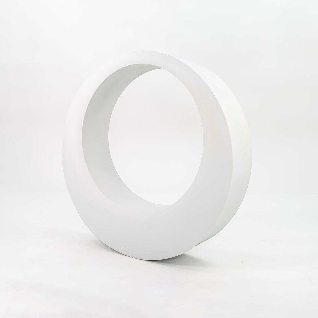 Se vende una mecedora O. de resina de polietileno de color gris claro. La mecedora fue diseñada por Marcel Wanders y producida por Moooi¬† en Holanda, data de hacia 2022 y está garantizada como auténtica.¬†El estado es excelente. Ver fotos. 
 
 La