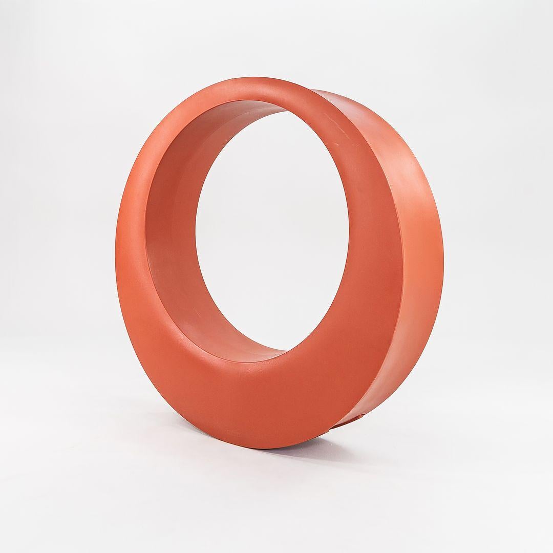 In vendita c'è una singola sedia a dondolo O. realizzata in resina di polietilene in terracotta. Ne sono disponibili due, ma hanno un prezzo individuale. La sedia a dondolo è stata disegnata da Marcel Wanders e prodotta da Moooi¬†nei Paesi Bassi.