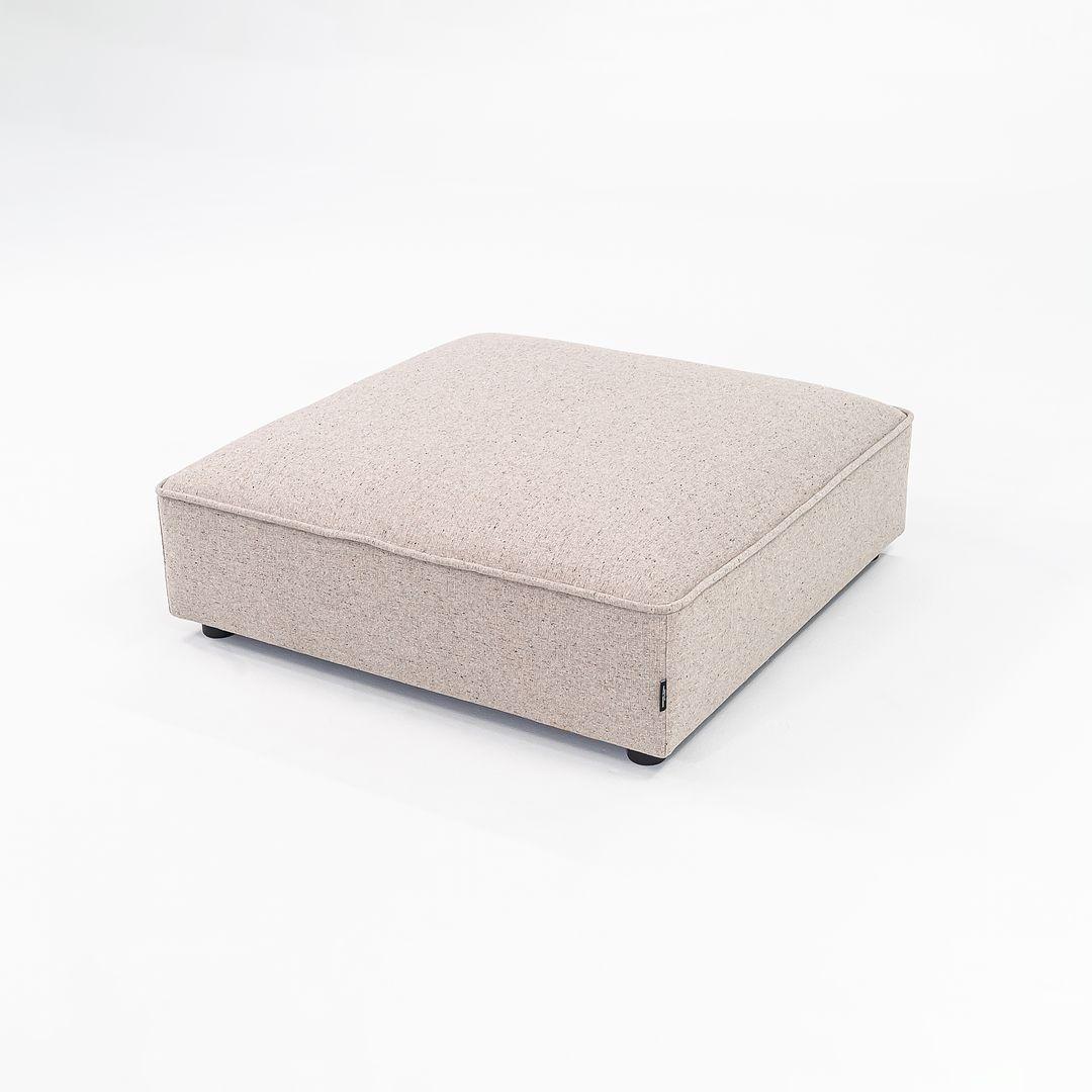 Se venden dos Reposapiés Sofa So Good, con precio individual. Cada una se fabricó con un armazón de acero, tejido de lana de color tostado y pies de madera. El reposapiés fue diseñado por Marcel Wanders y producido por Moooi¬†en Holanda. Data de