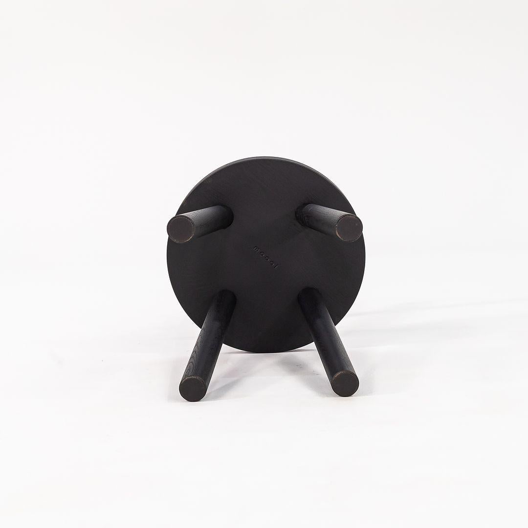 Nous proposons à la vente une table d'appoint Woody en chêne massif teinté en noir. La table a été conçue par Marcel Wanders et produite par Moooi¬† aux Pays-Bas. Il date d'environ 2022 et est garanti authentique. ††L'état de conservation est