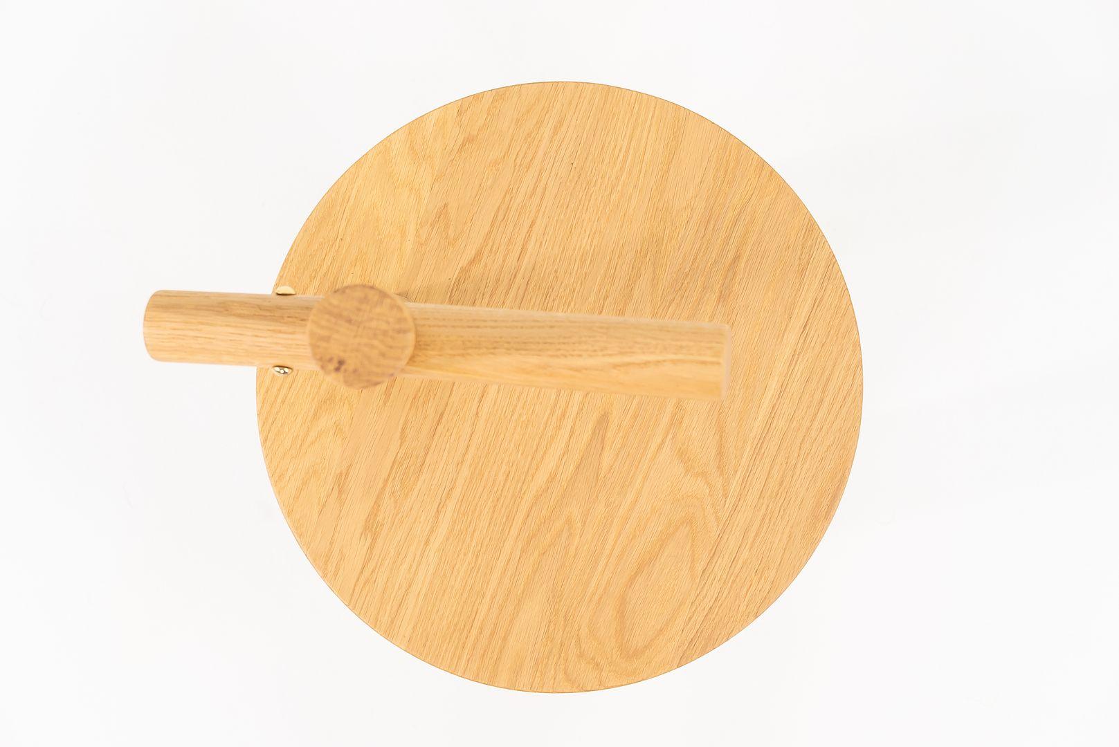 Nous proposons à la vente une table d'appoint Woody en chêne massif avec une finition à l'huile naturelle. La table a été conçue par Marcel Wanders et produite par Moooi¬† aux Pays-Bas. Il date d'environ 2022 et est garanti authentique. ††L'état de