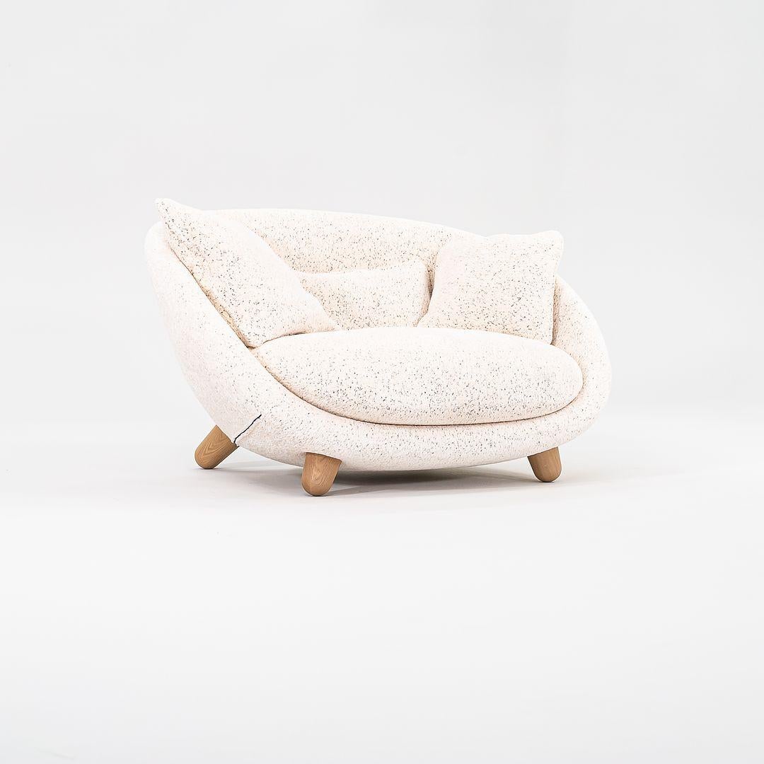 Zum Verkauf steht ein Love Sofa / Lounge Chair mit einem Metallrahmen, Massivholzbeinen und weißem Dodo Pavone Jacquard Stoff. Das Sofa wurde von Marcel Wanders entworfen und von Moooi¬†in den Niederlanden hergestellt. Es stammt aus der Zeit um 2022