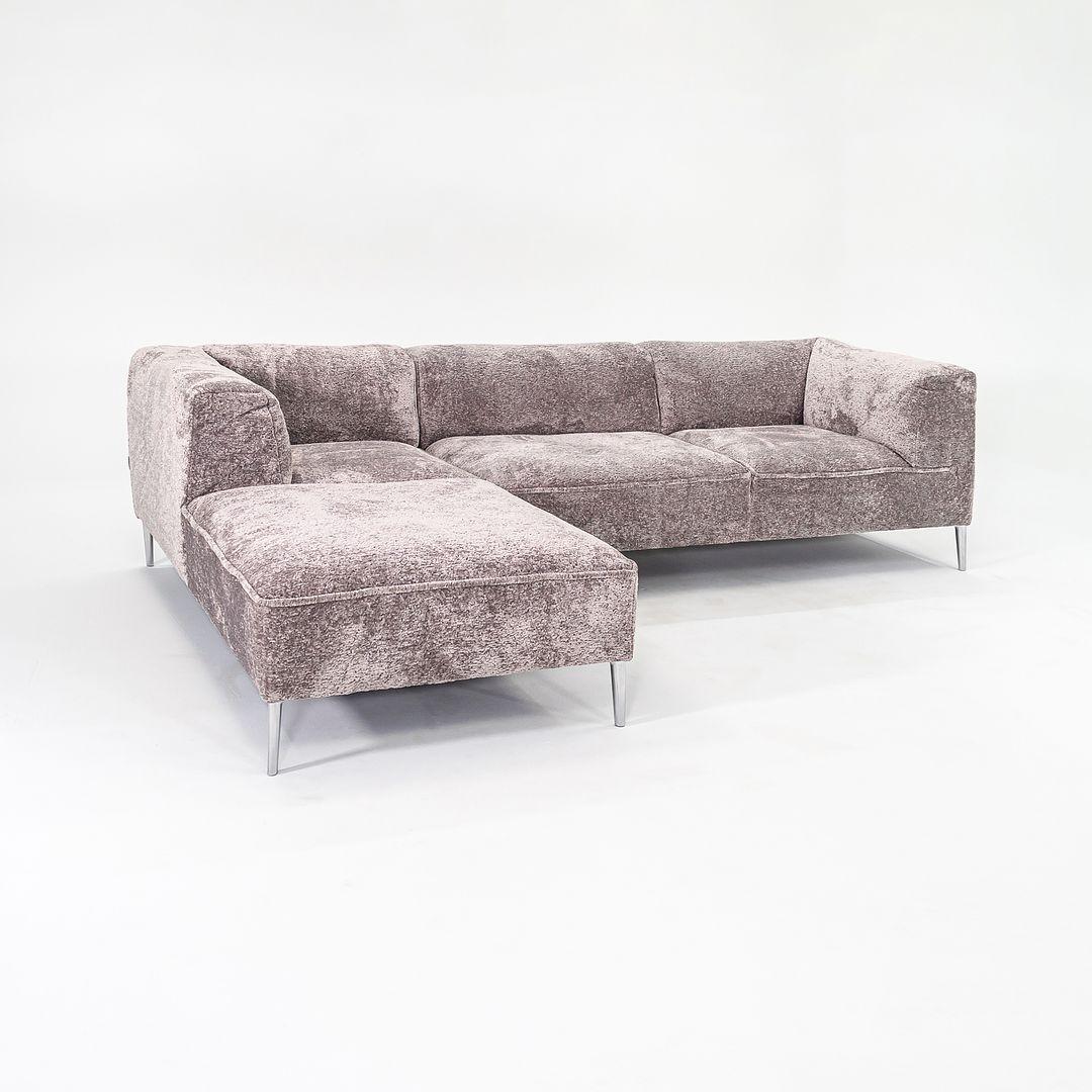 Nous proposons à la vente un canapé sectionnel Sofa So Good composé d'une chaise longue avec accoudoir à gauche et à droite. Le canapé est composé d'une structure en acier sur des pieds en aluminium poli, revêtu d'un tissu jacquard gris foncé (Dodo