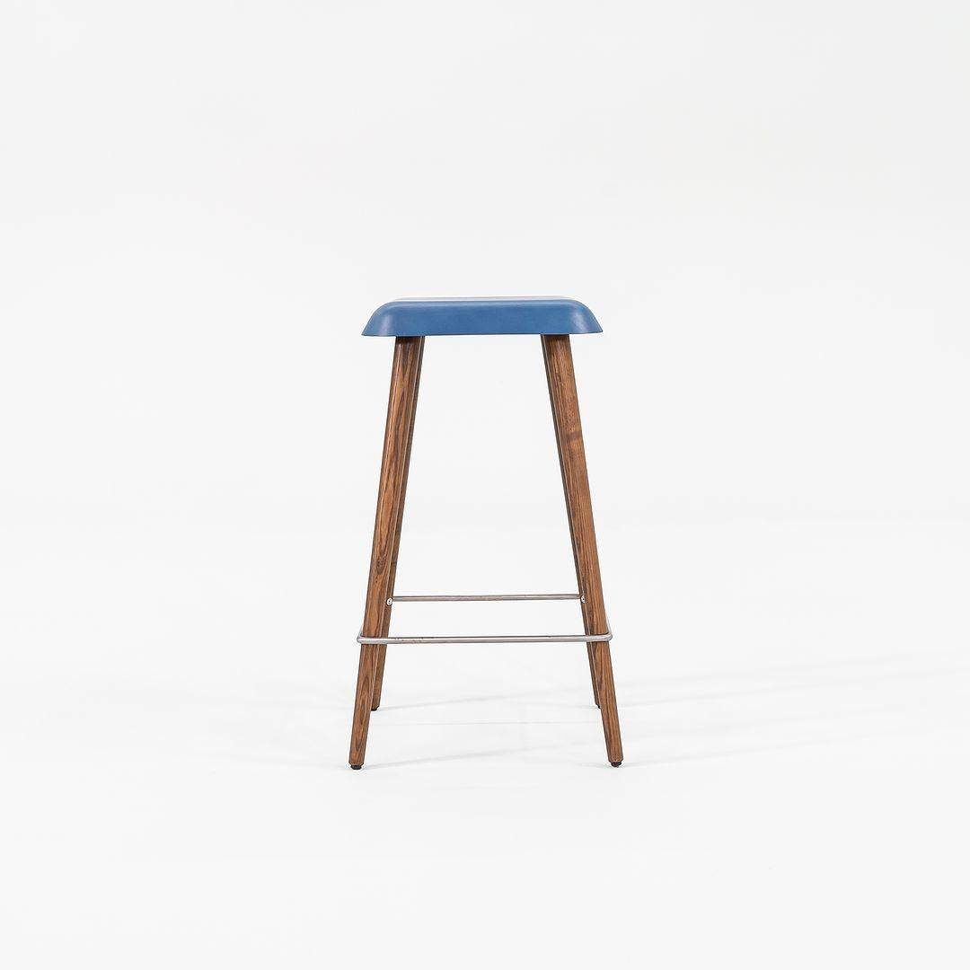 2022 Martin Solem Basso Taburete de mostrador Daddy Longlegs de fresno azul de China con base Siglo XXI y contemporáneo en venta
